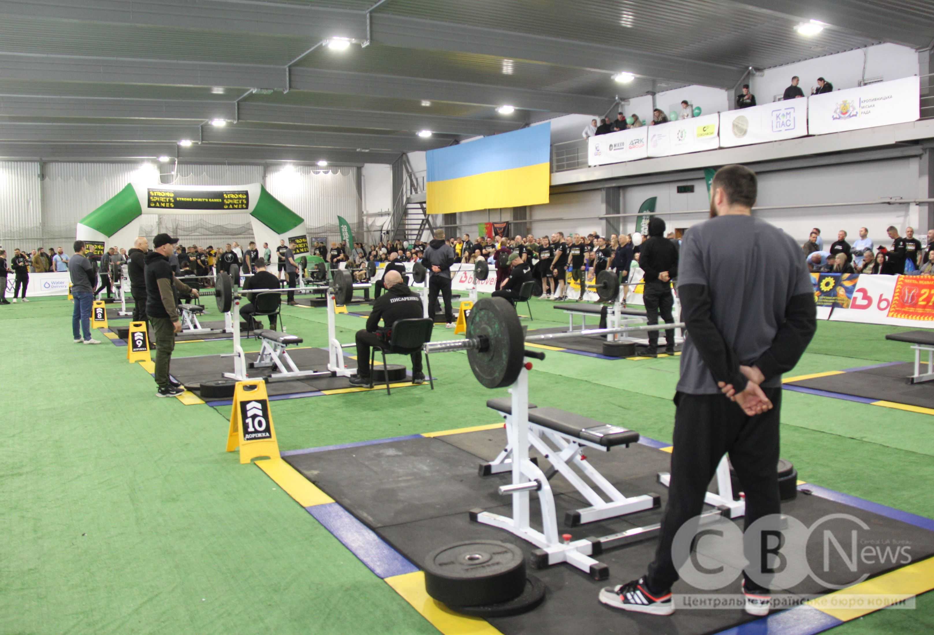 Учасники змагань готуються до жиму лежачи в Кропивницькому