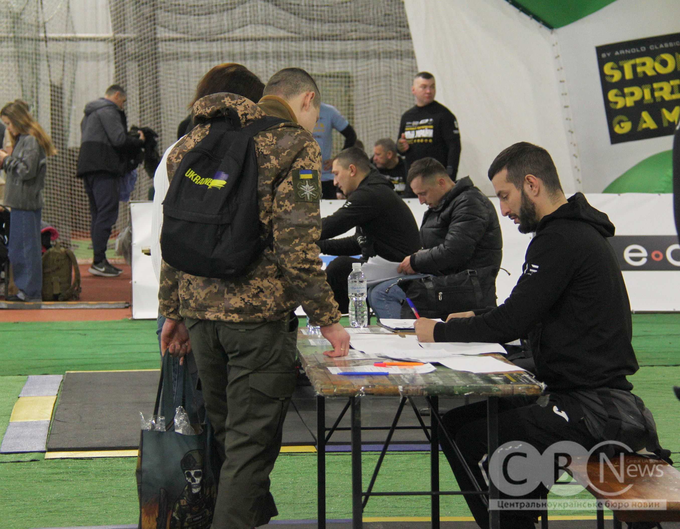 Військовий реєструється на змагання в Кропивницькому