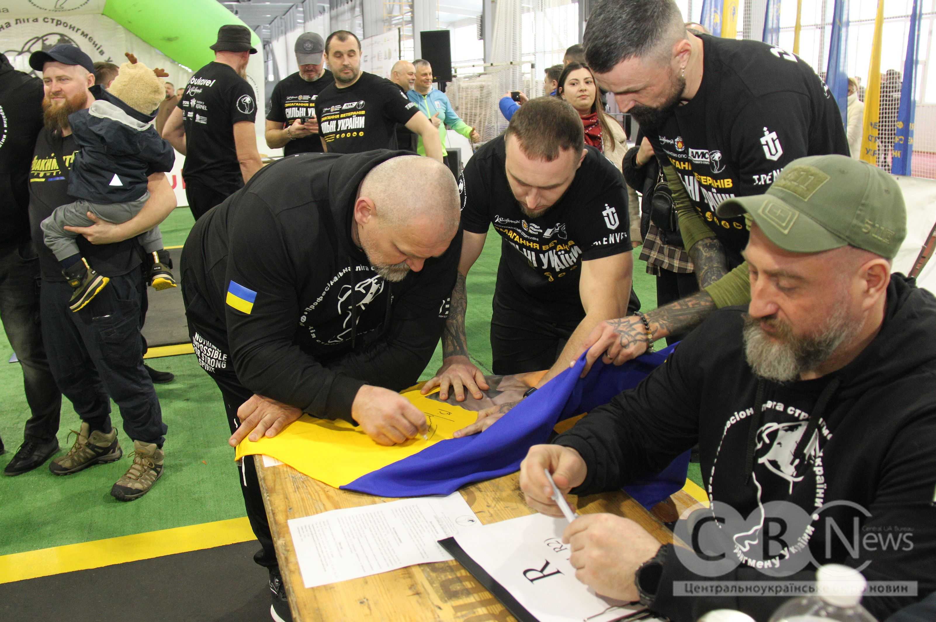 Учасники змагань підписують український прапор у Кропивницькому
