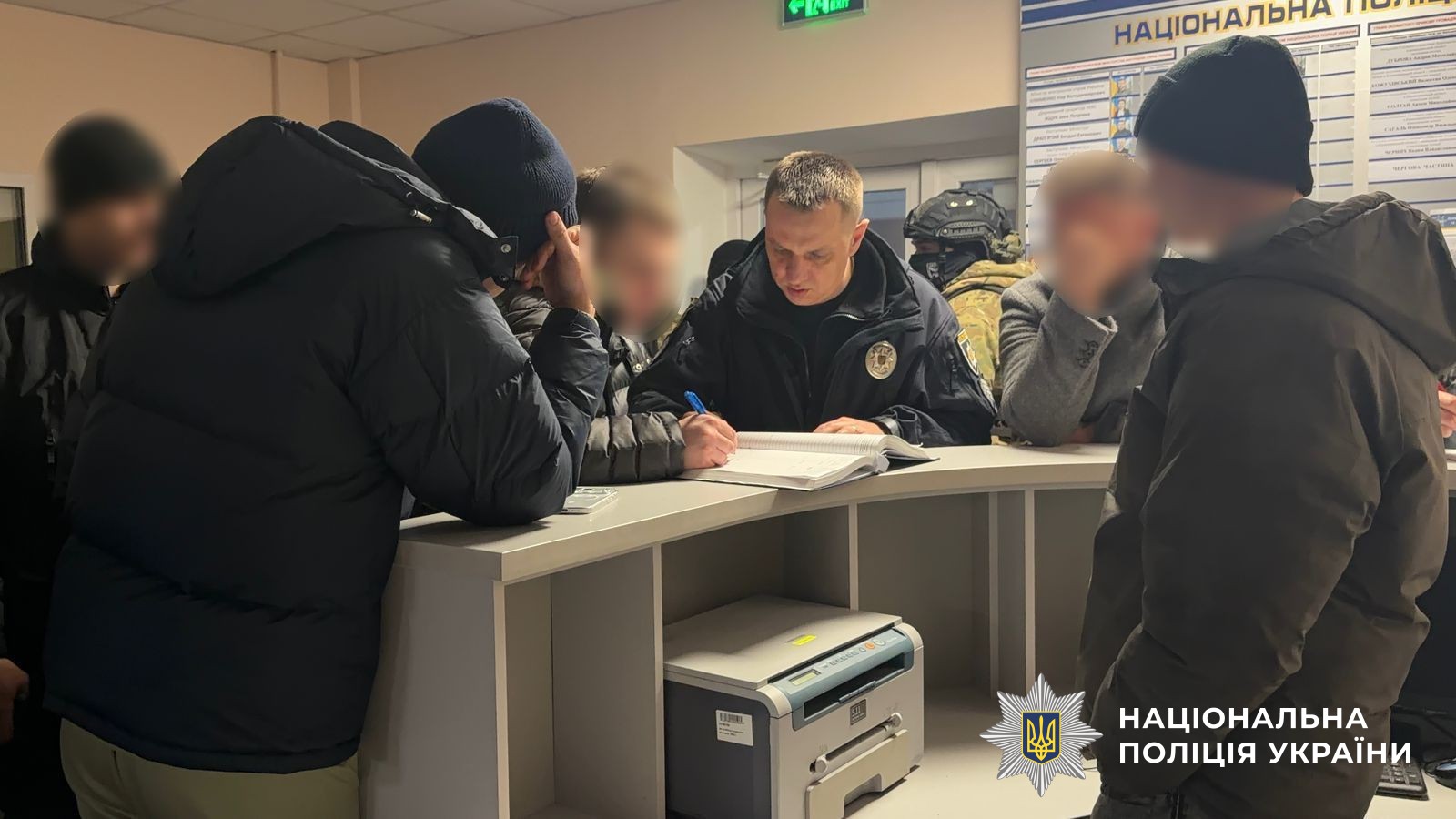 Поліція записує людей, які перебували в кафе-барі у комендантську годину