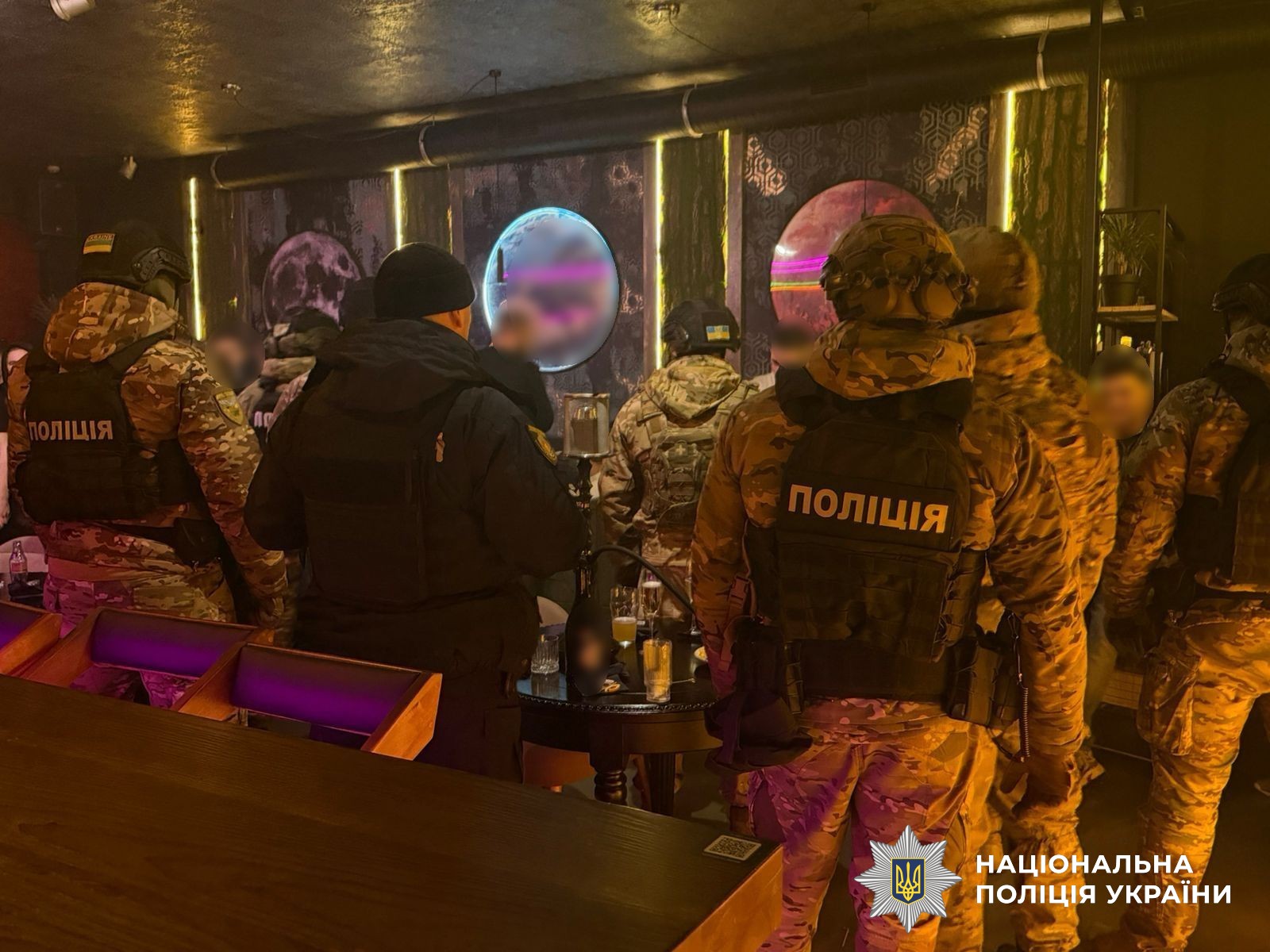 Поліція в кафе-барі, який працював у комендантську годину в Олександрії.