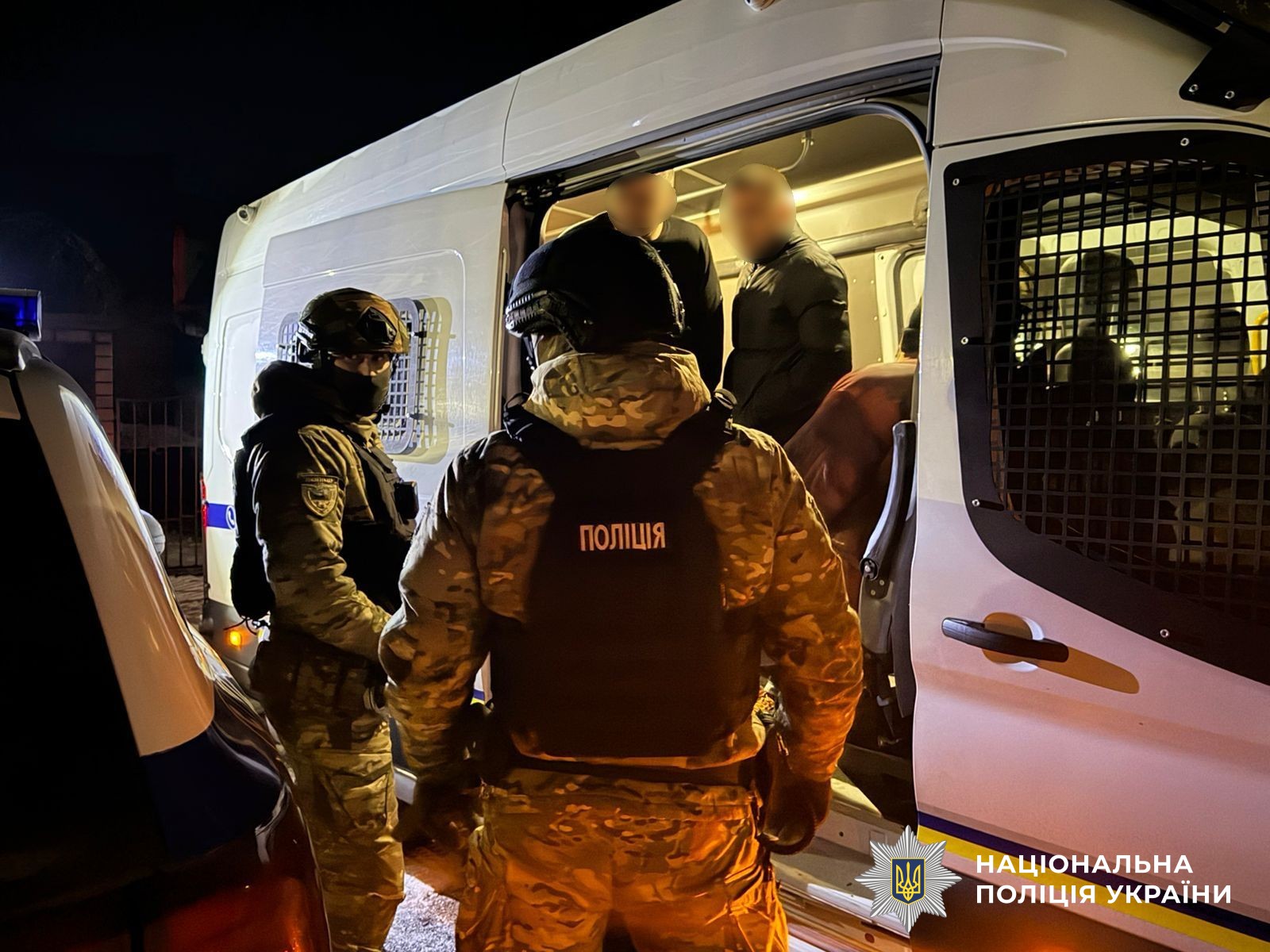 Поліція біля машини з відвідувачами кафе-бару в Олександрії