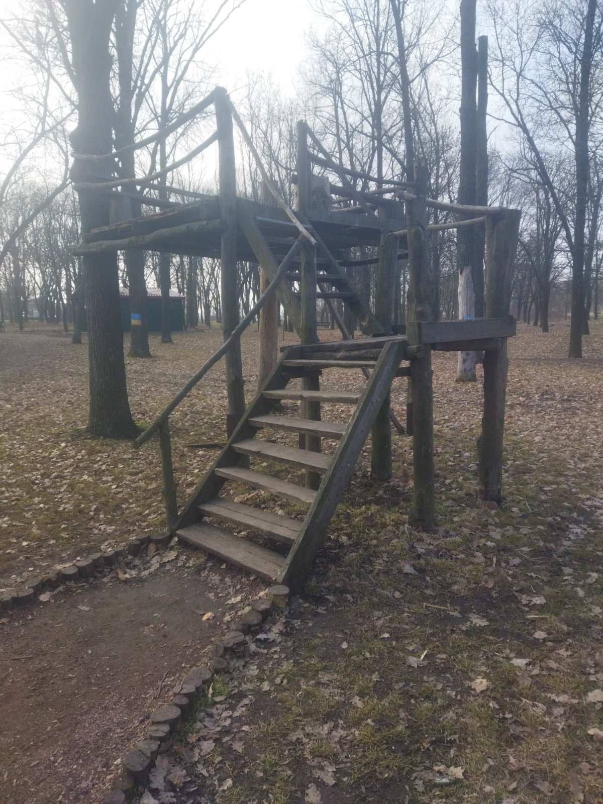 Пошкоджена дерев'яна споруда