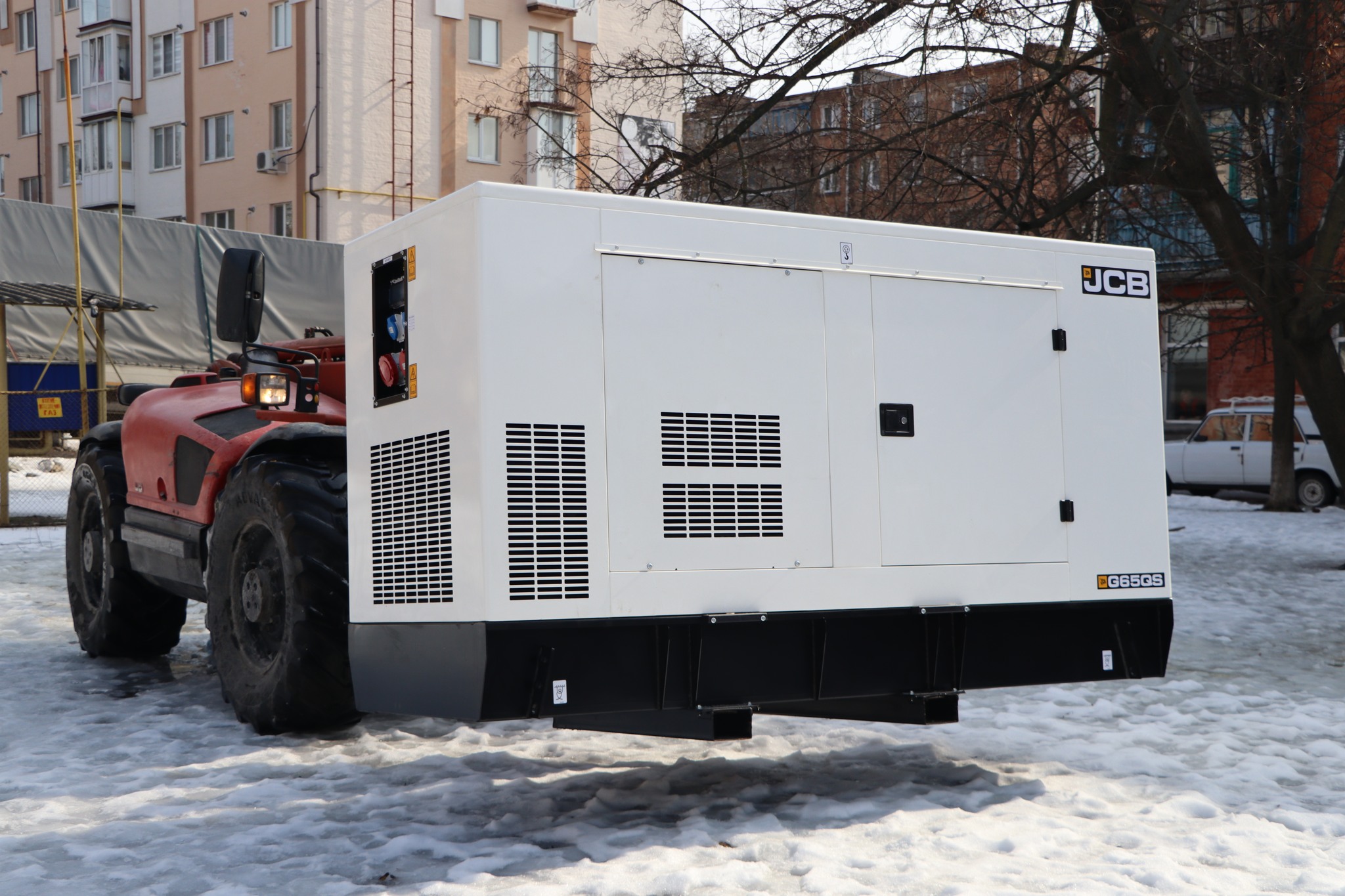 На територію поліклініки в Олександрії завозять генератор