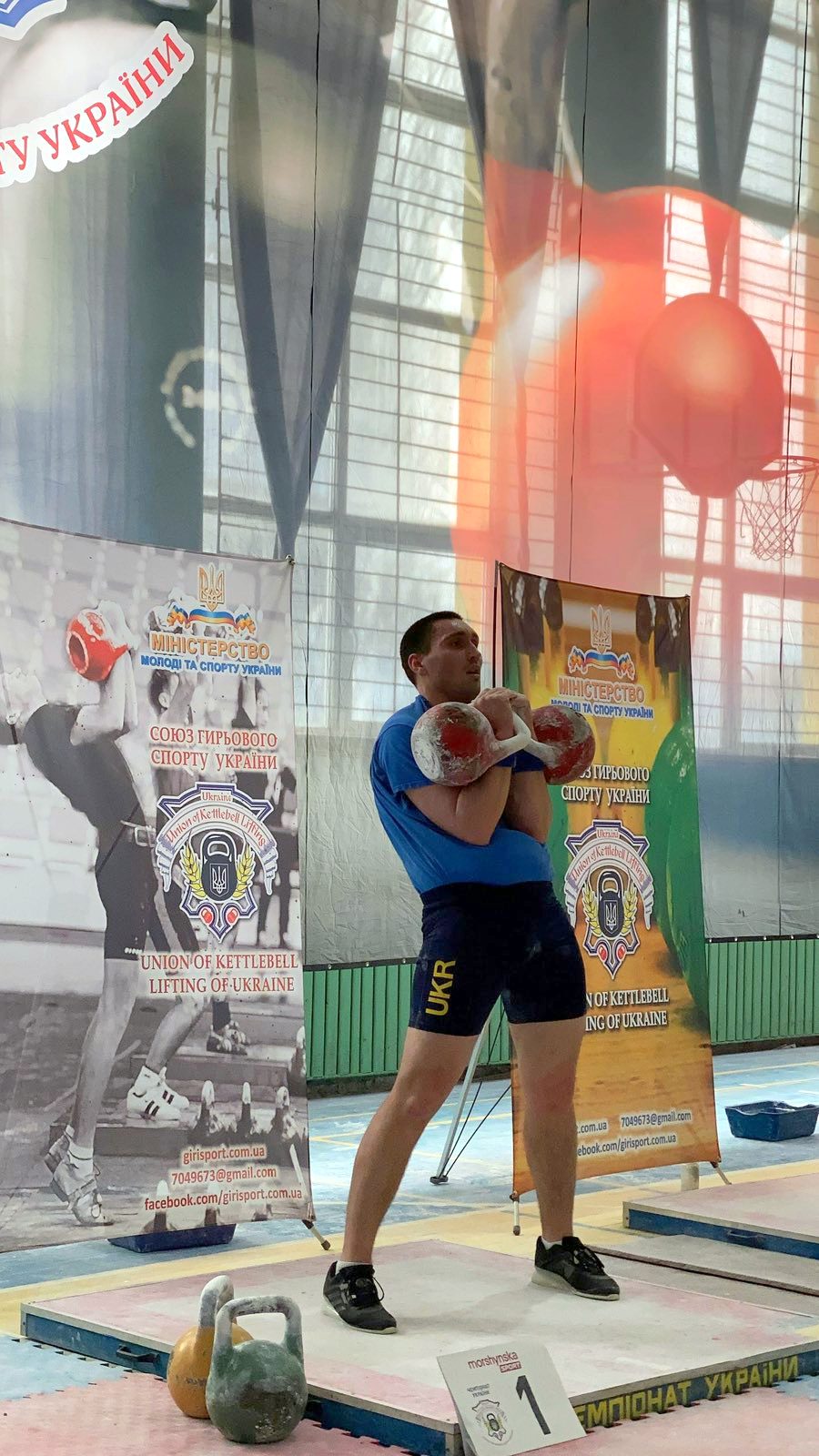 Кропивничанин Геннадій Тимофєєв виконує вправу з гирею на чемпіонаті України