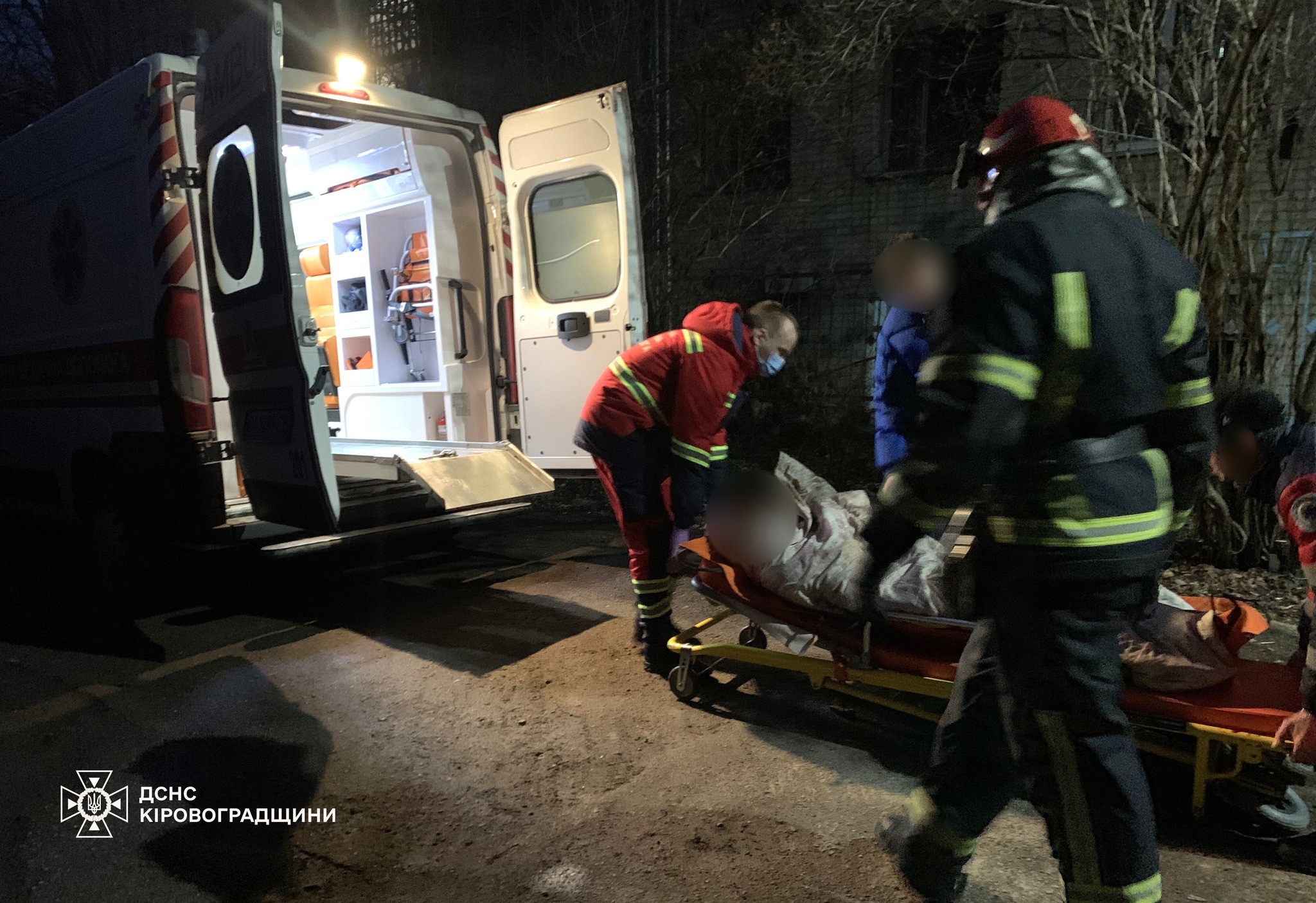 Рятувальники транспортували жінку, якій стало зле, до карети швидкої допомоги в Кропивницькому