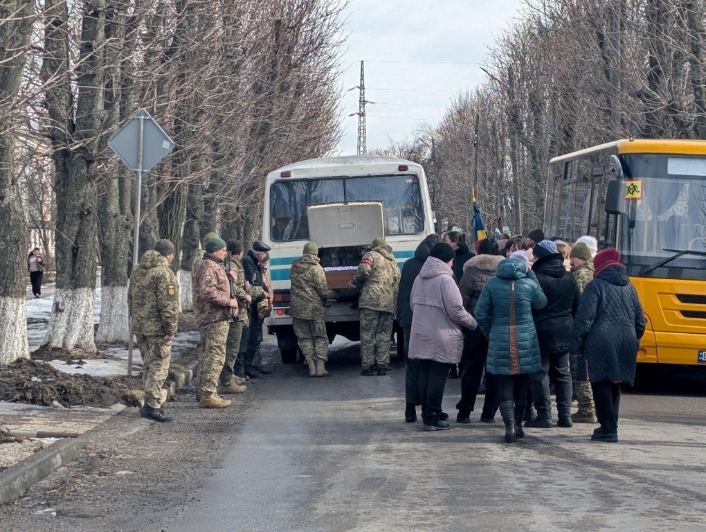 Люди супроводжують ритуальний кортеж загиблого Павла Яковченка зі Знам'янської громади