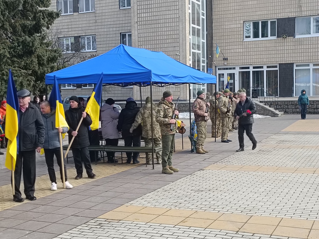 Люди стоять на площі під час прощання з Павлом Яковченком зі Знам'янської громади