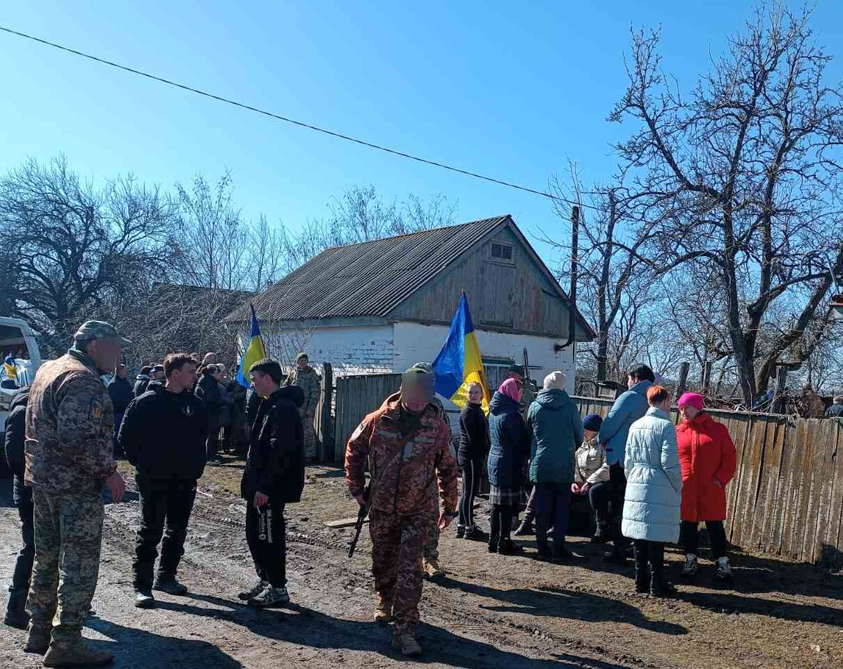 Люди зібралися на прощанні із загиблим Сергієм Поліщуком з Олександрівської громади