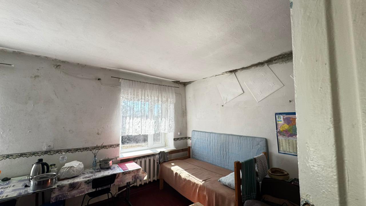 Кухня з пліснявими стінами