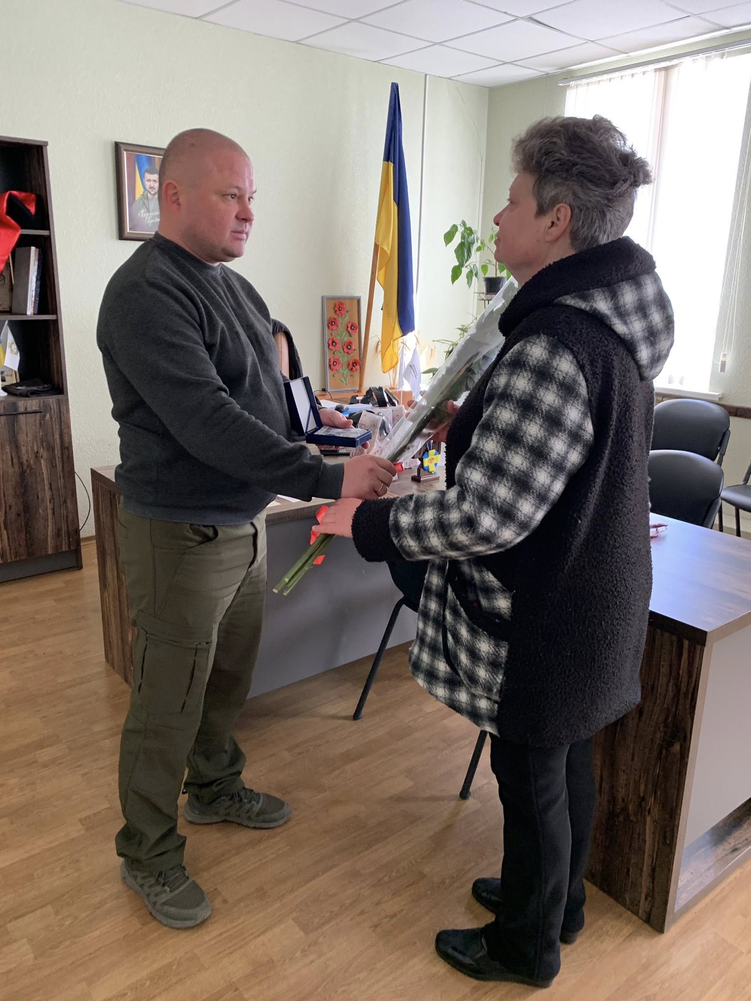 Матері загиблого воїна вручають квіти