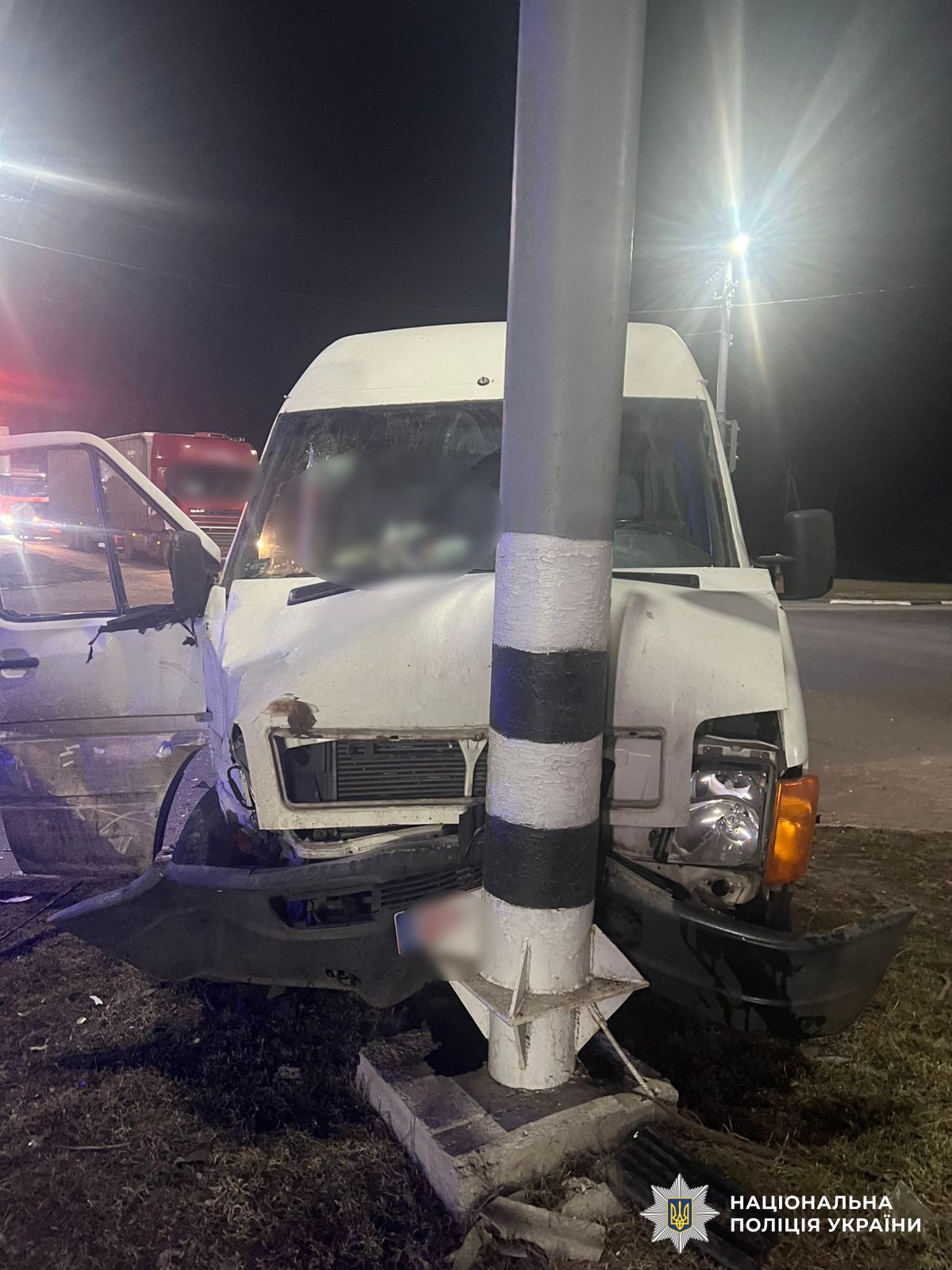 Автомобіль потрапив у ДТП та врізався в стовп неподалік Кропивницького