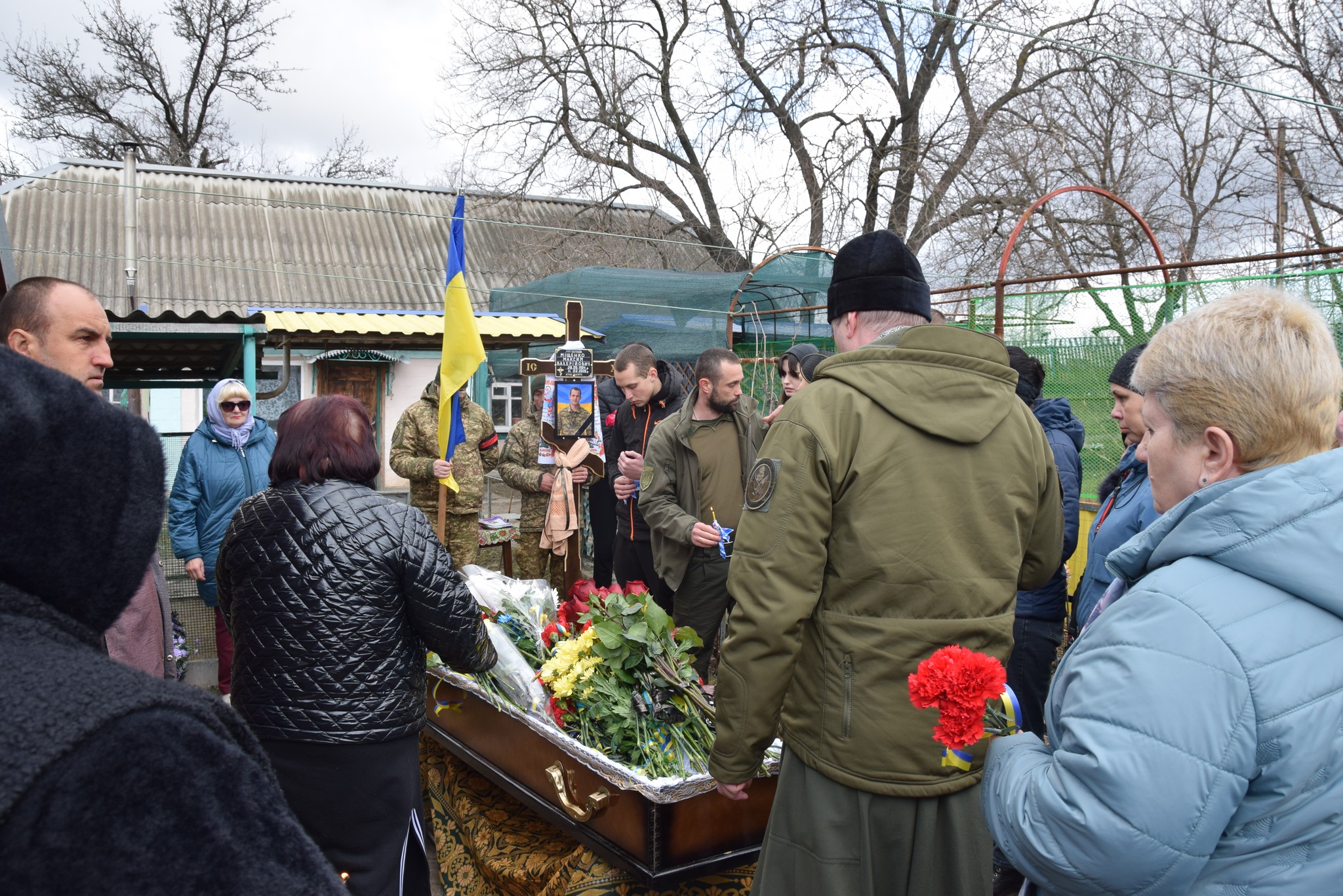 Прощання з Максимом Міщенком у дворі в Петровому