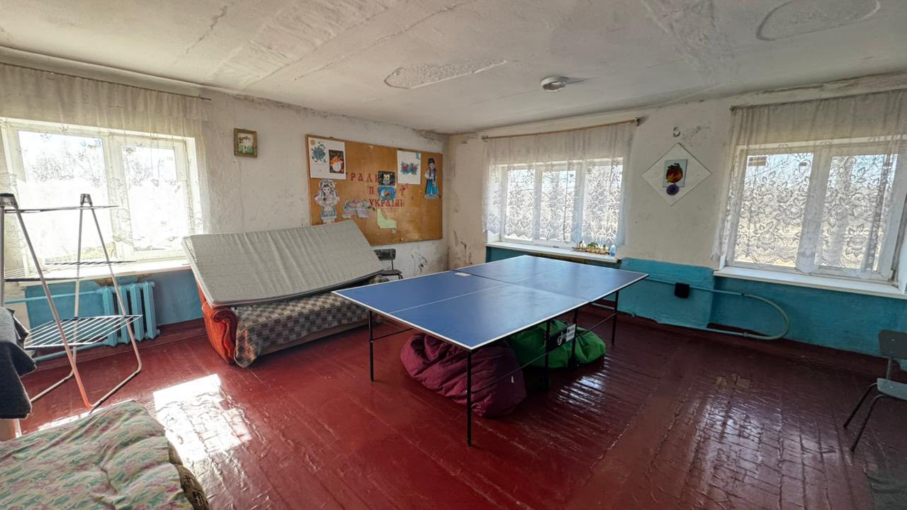 Житлова кімната з пліснявими стінами