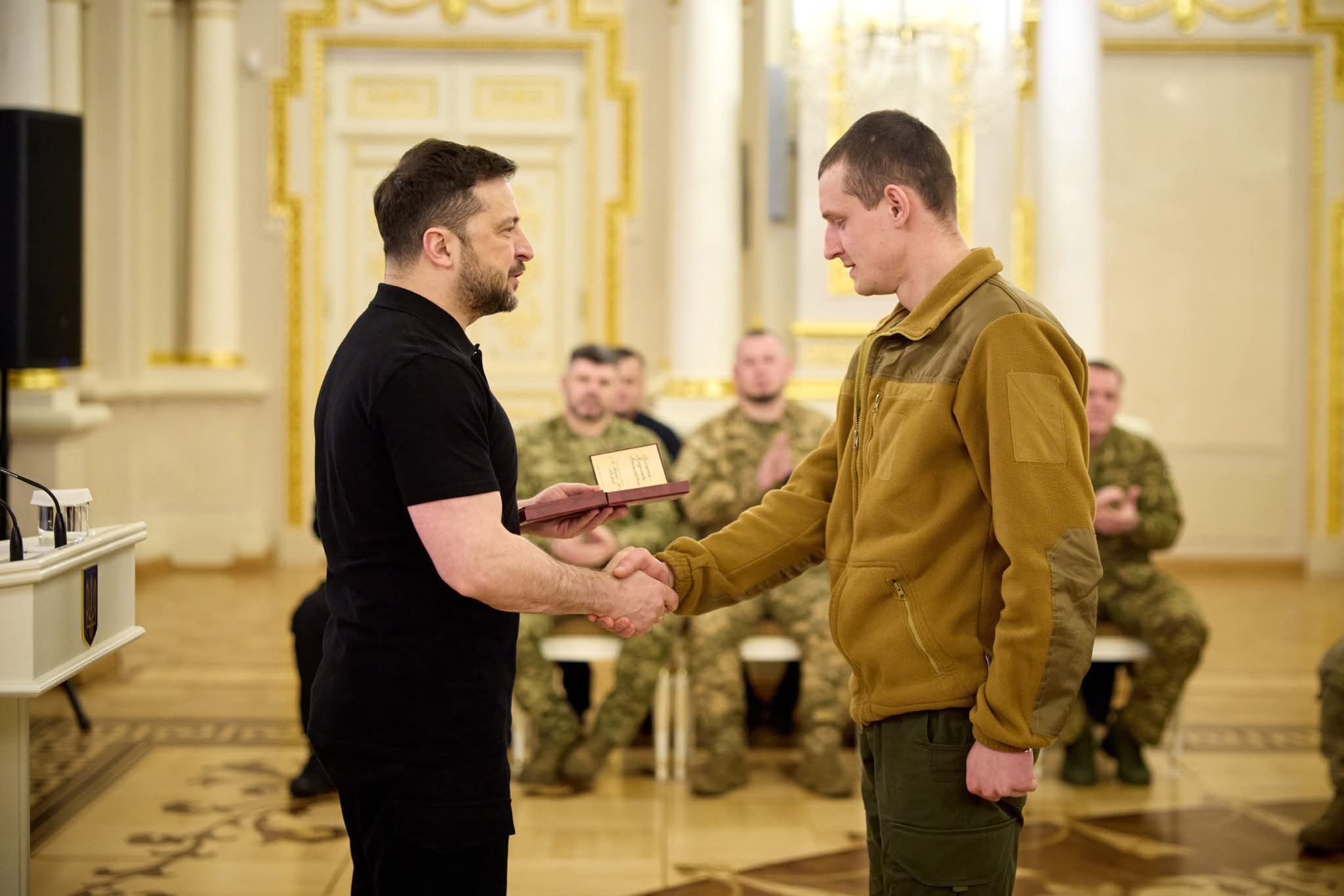 Президент України вручає орден Владиславу Білецькому