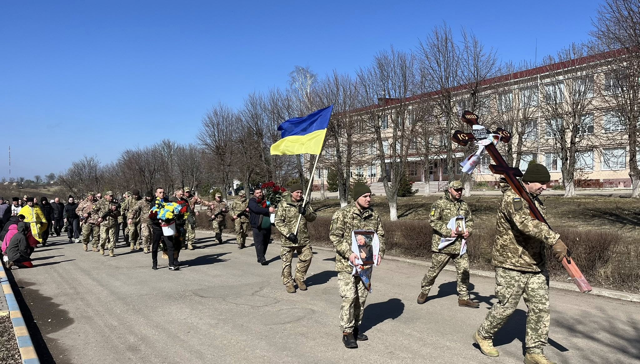 Воїни несуть намогильний хрест загиблого Руслана Демченка
