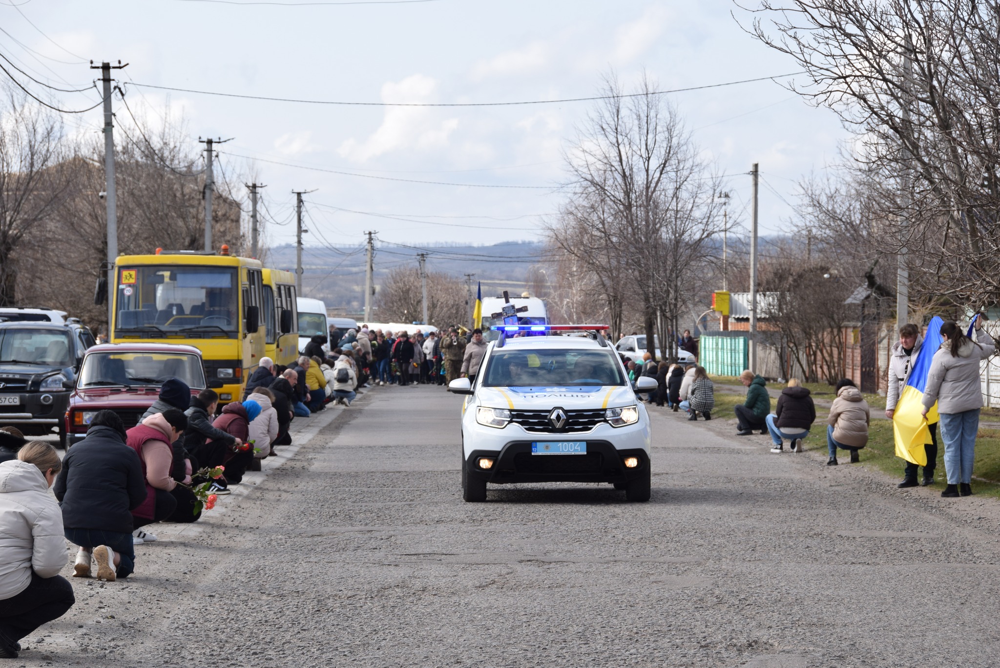 Жителі Петрового на колінах зустрічають кортеж