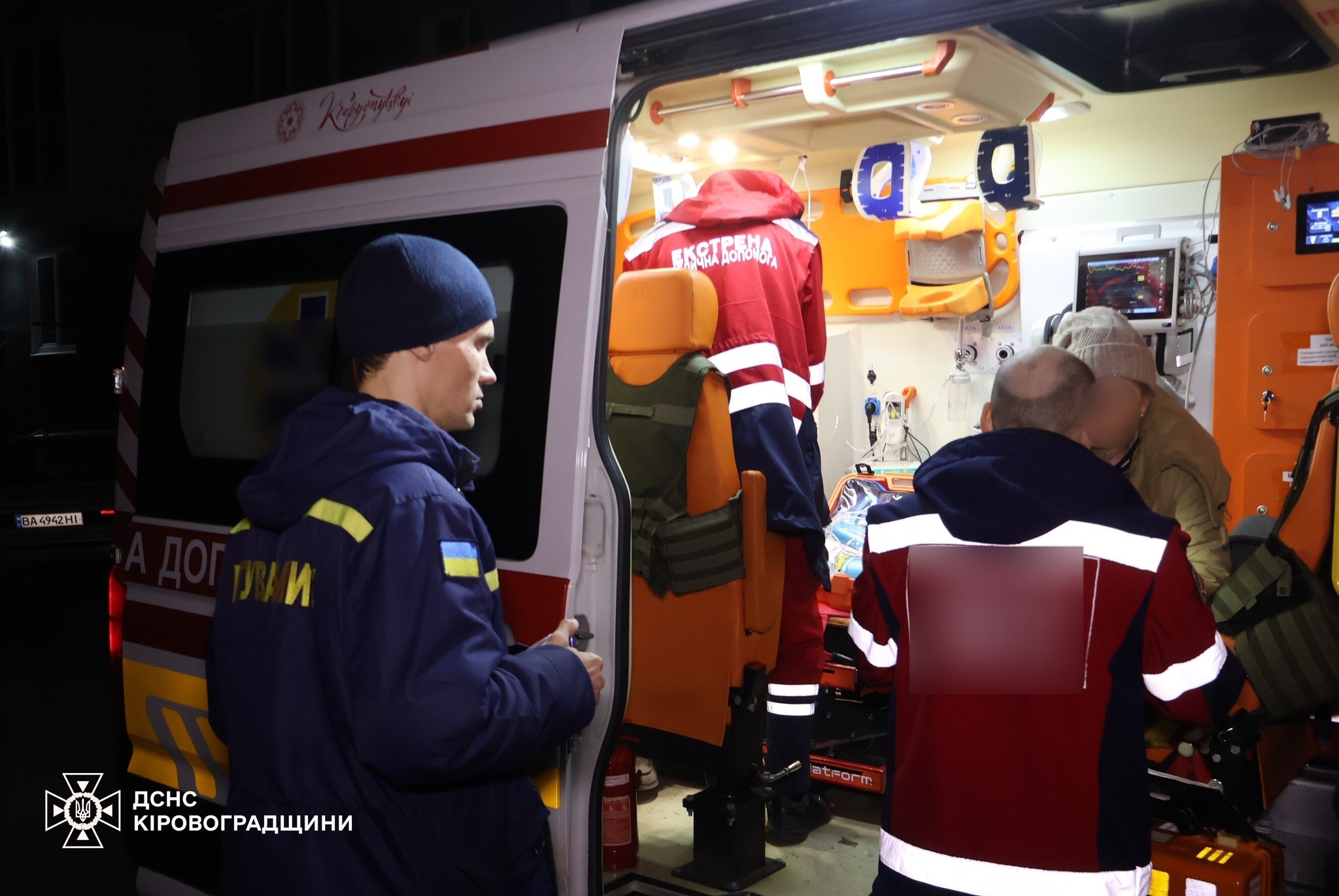 Рятувальники допомагають постраждалій жінці