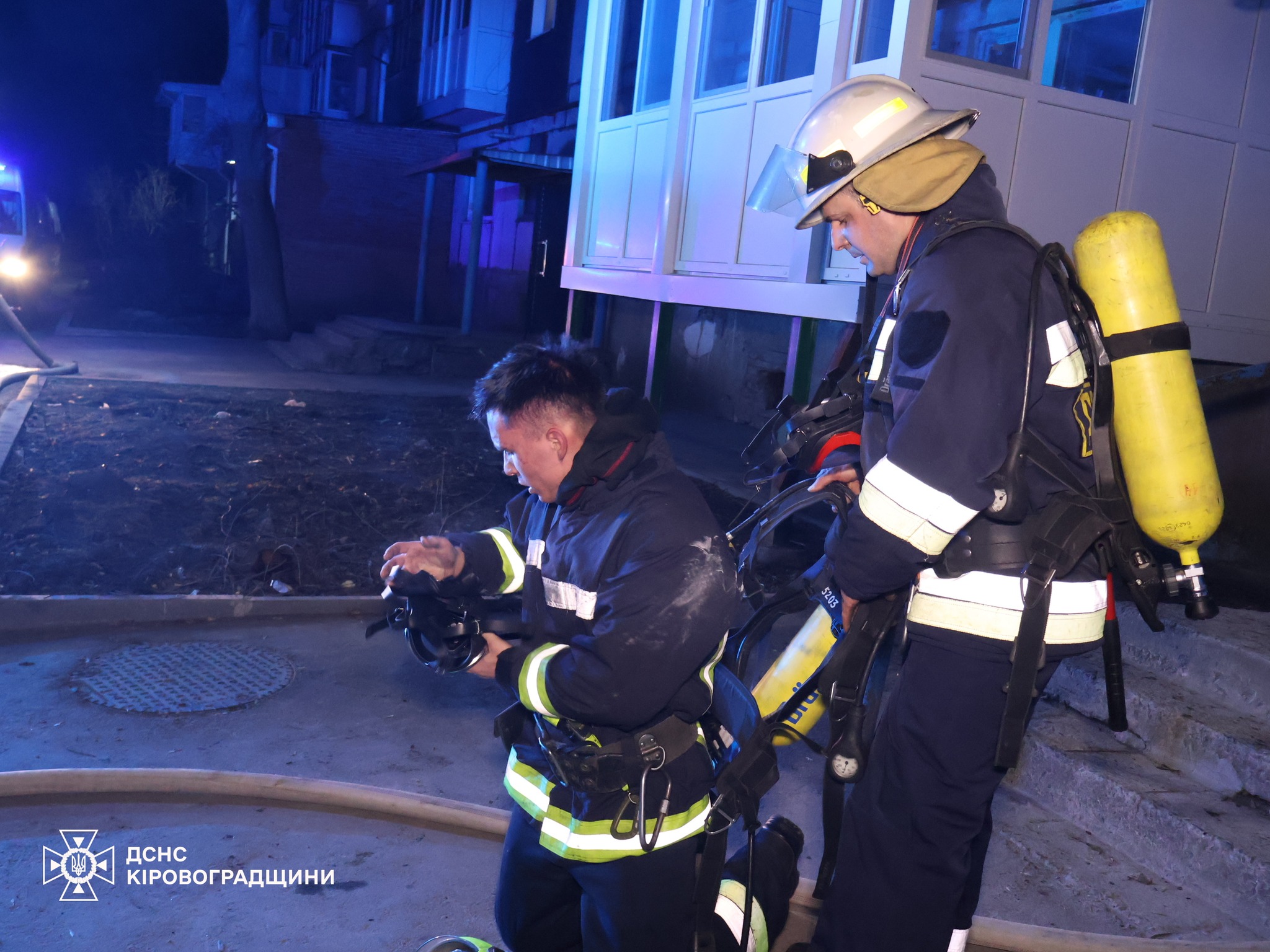 Боєць ДСНС тримає в руках захисну маску