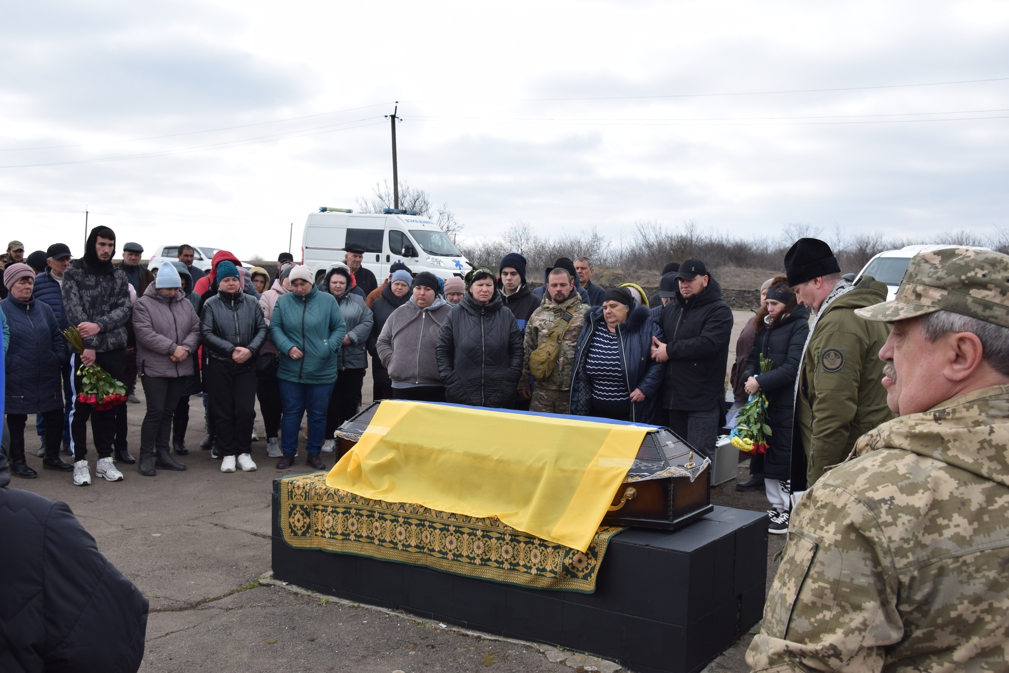 Люди зібралися навколо труни загиблого Романа Ковтуна