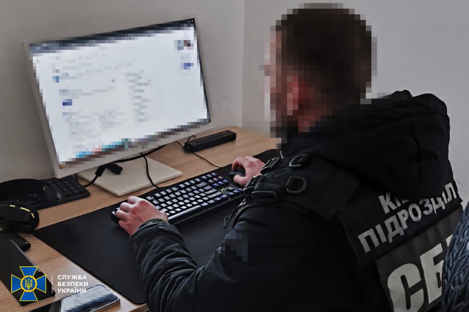 Співробітник СБУ сидить за монітором