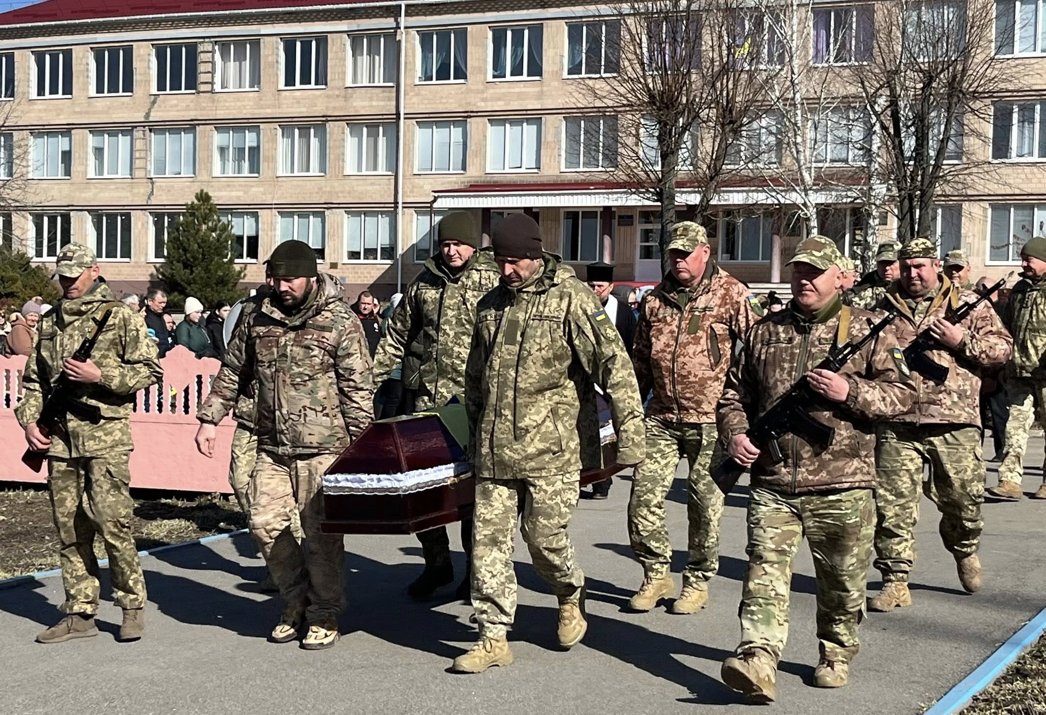 Воїни несуть труну загиблого Руслана Демченка