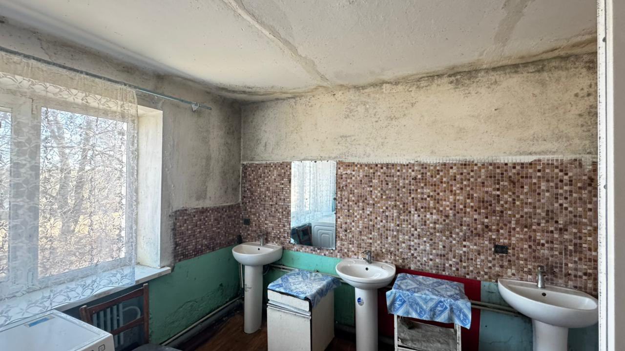 Ванна кімната з пліснявими стінами