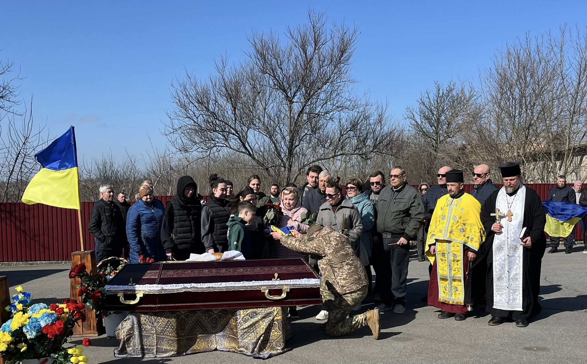 Люди зібралися біля труни загиблого Руслана Демченка