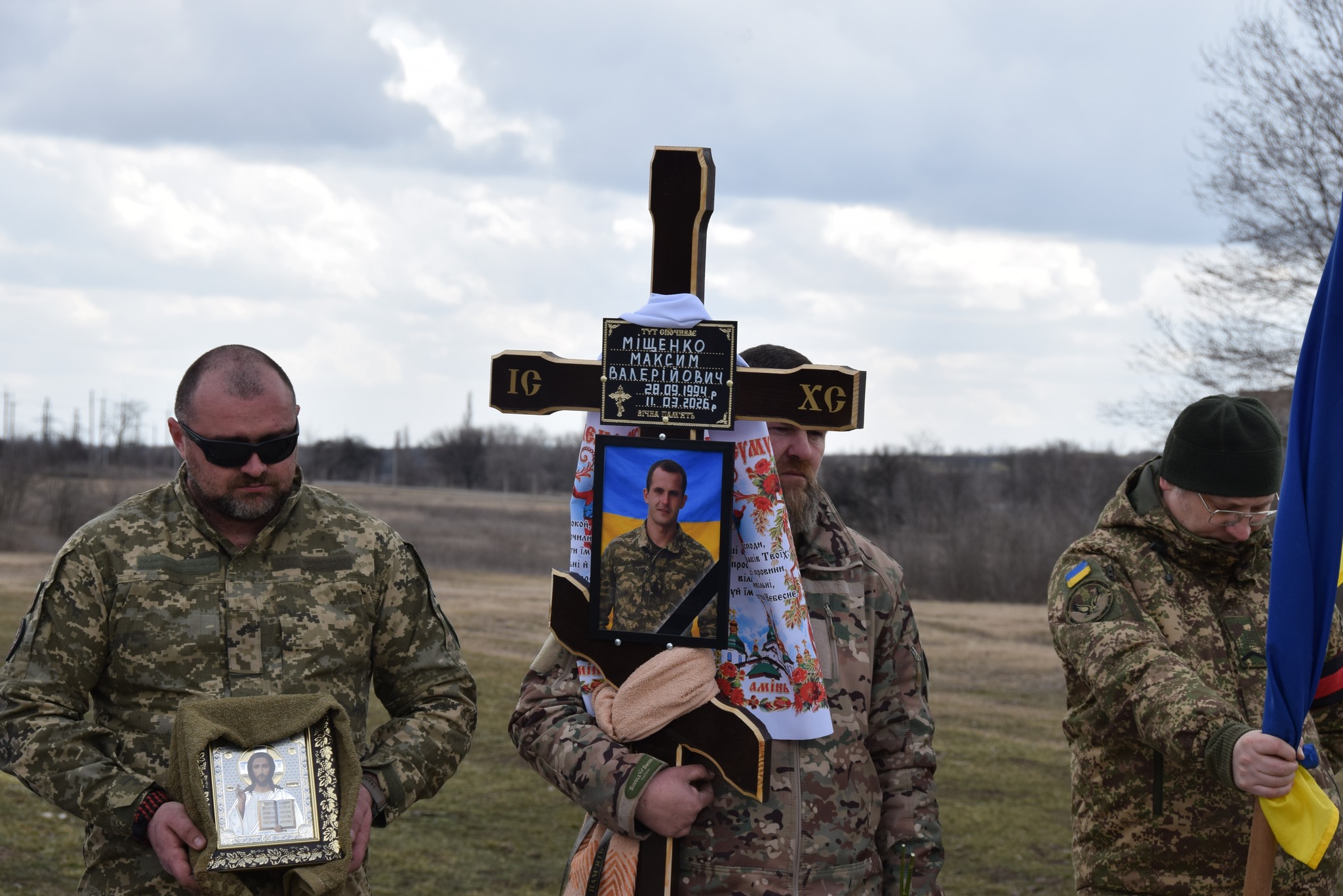 Побратими Максима Міщенка тримають хрест