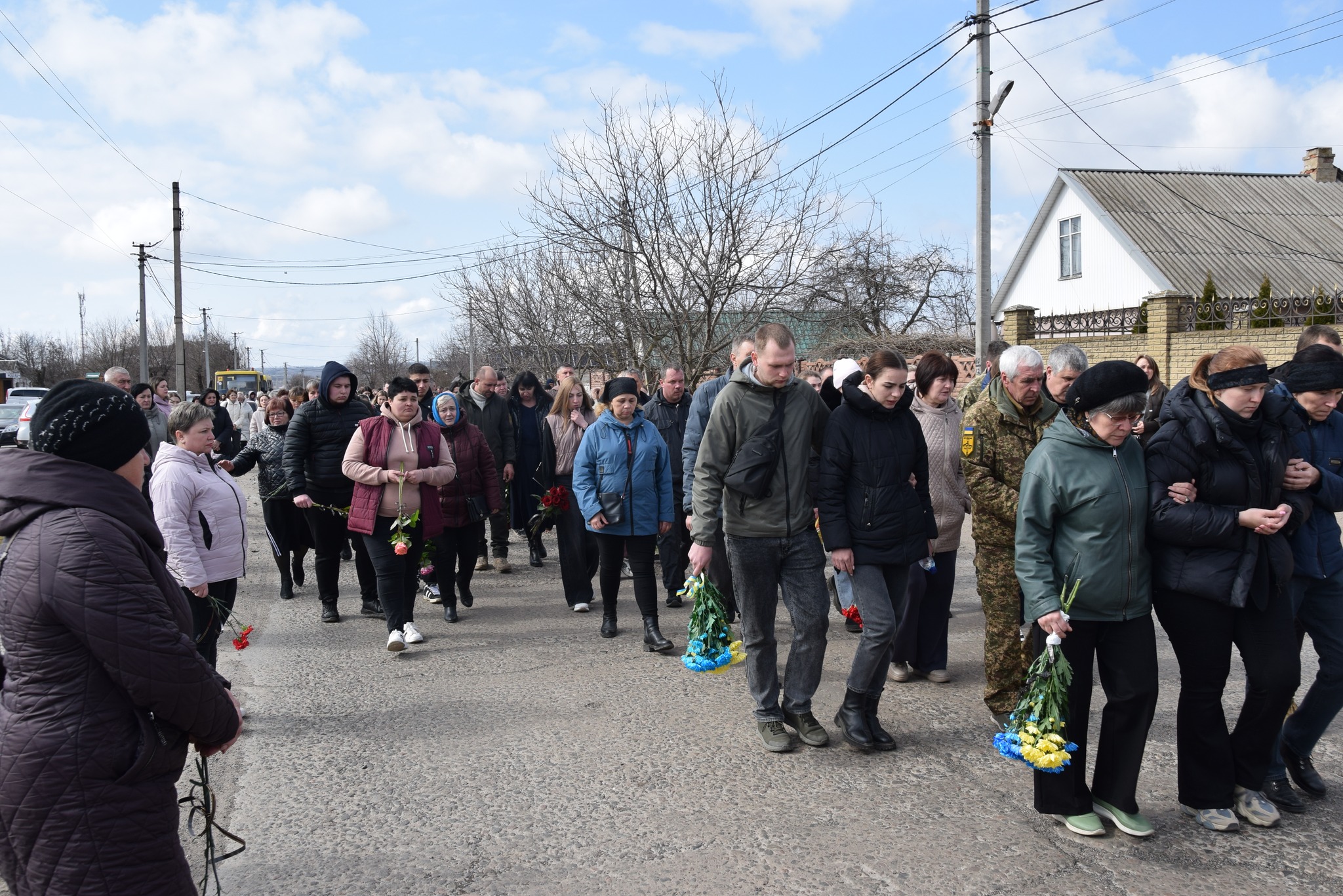 Жителі Петрового проводжають в останню путь Максима Міщенка