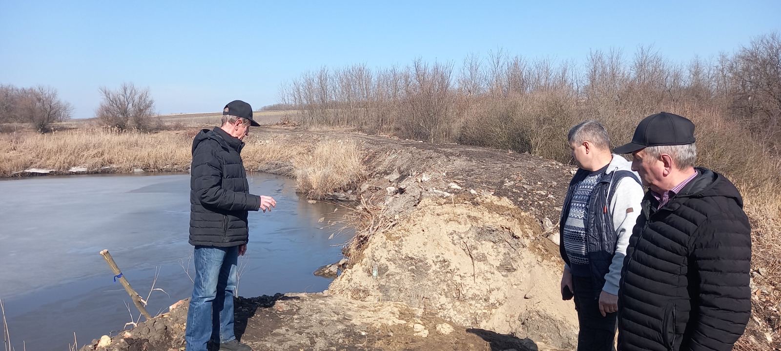 Люди обстежують греблю