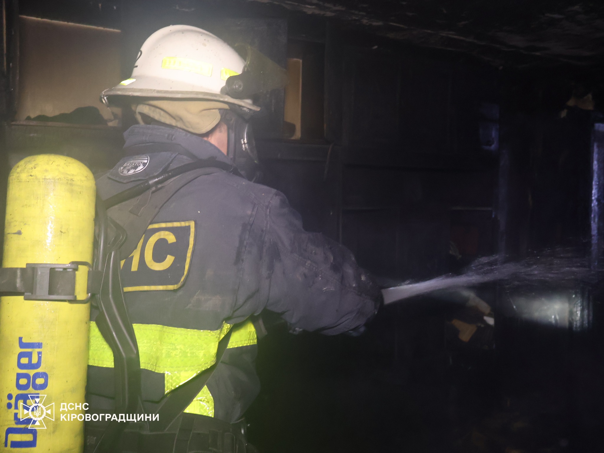 Рятувальник ліквідовує пожежу