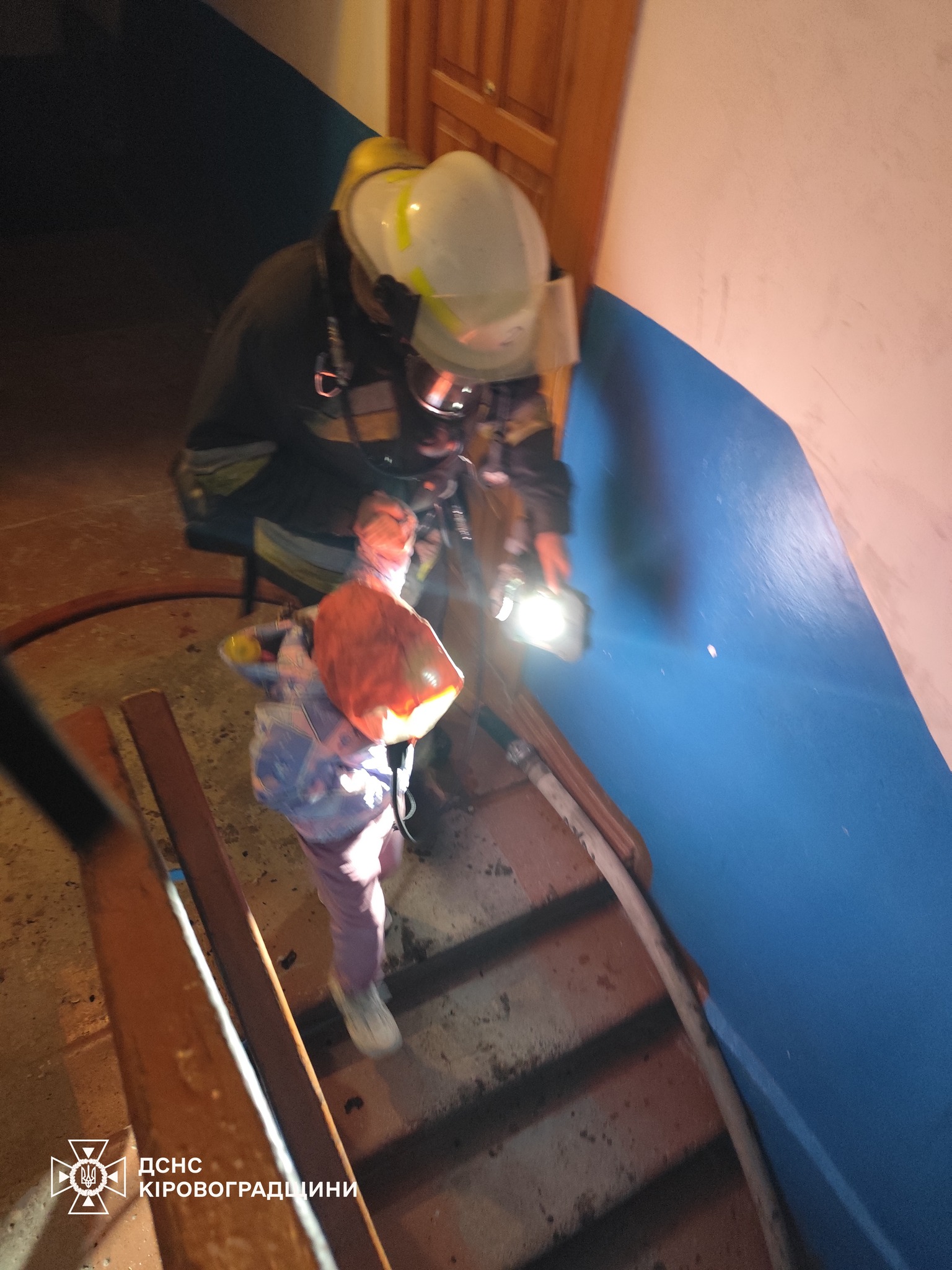 Надзвичайник рятує дитину