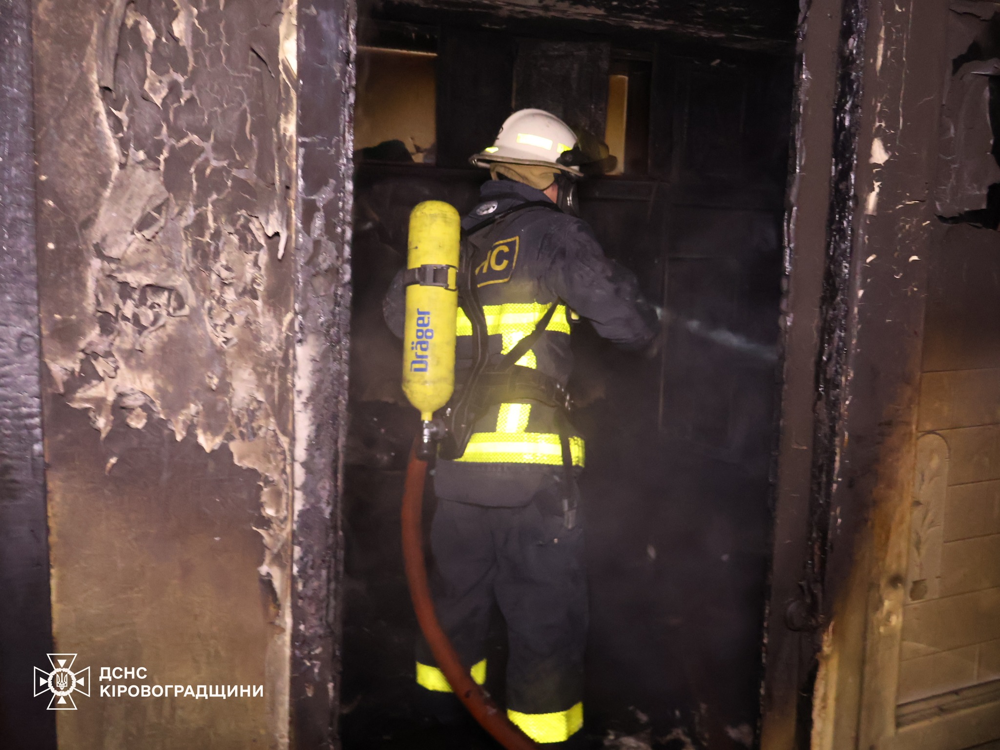 Рятувальник ліквідовує пожежу