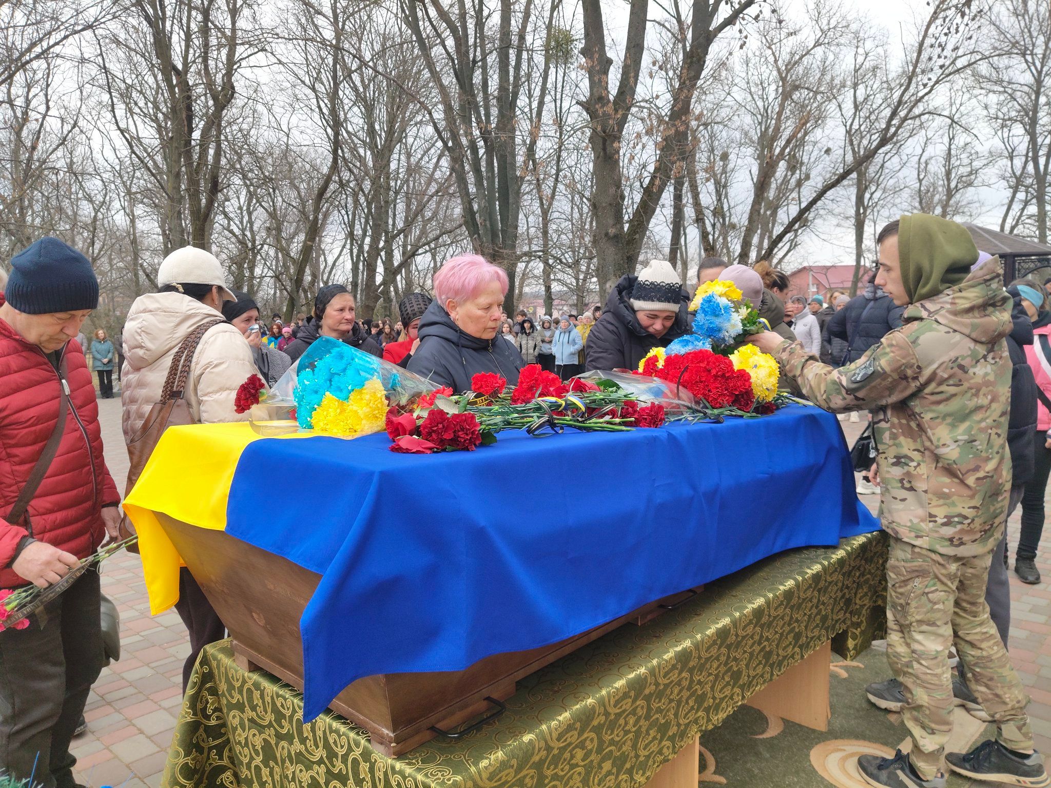 Люди зібралися навколо труни загиблого Олександра Середи