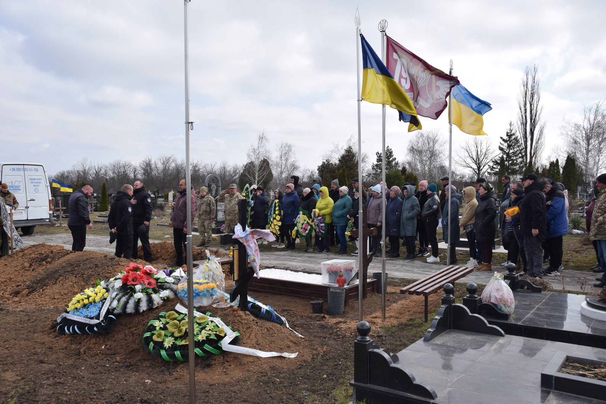 Люди на цвинтарі прощаються із загиблим Романом Ковтуном