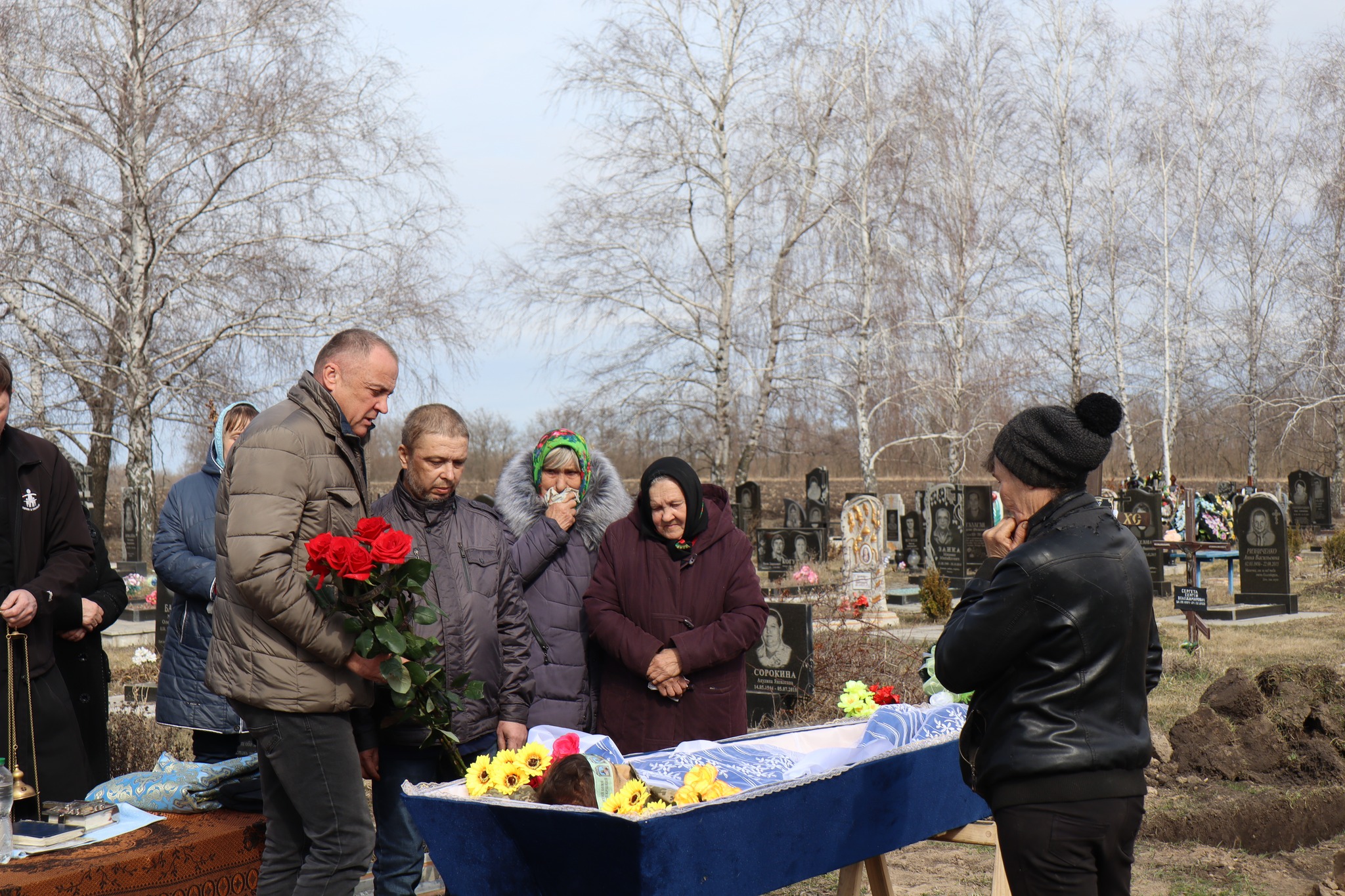 Рідні та блзькі стоять біля труни Віктора Гнідікова