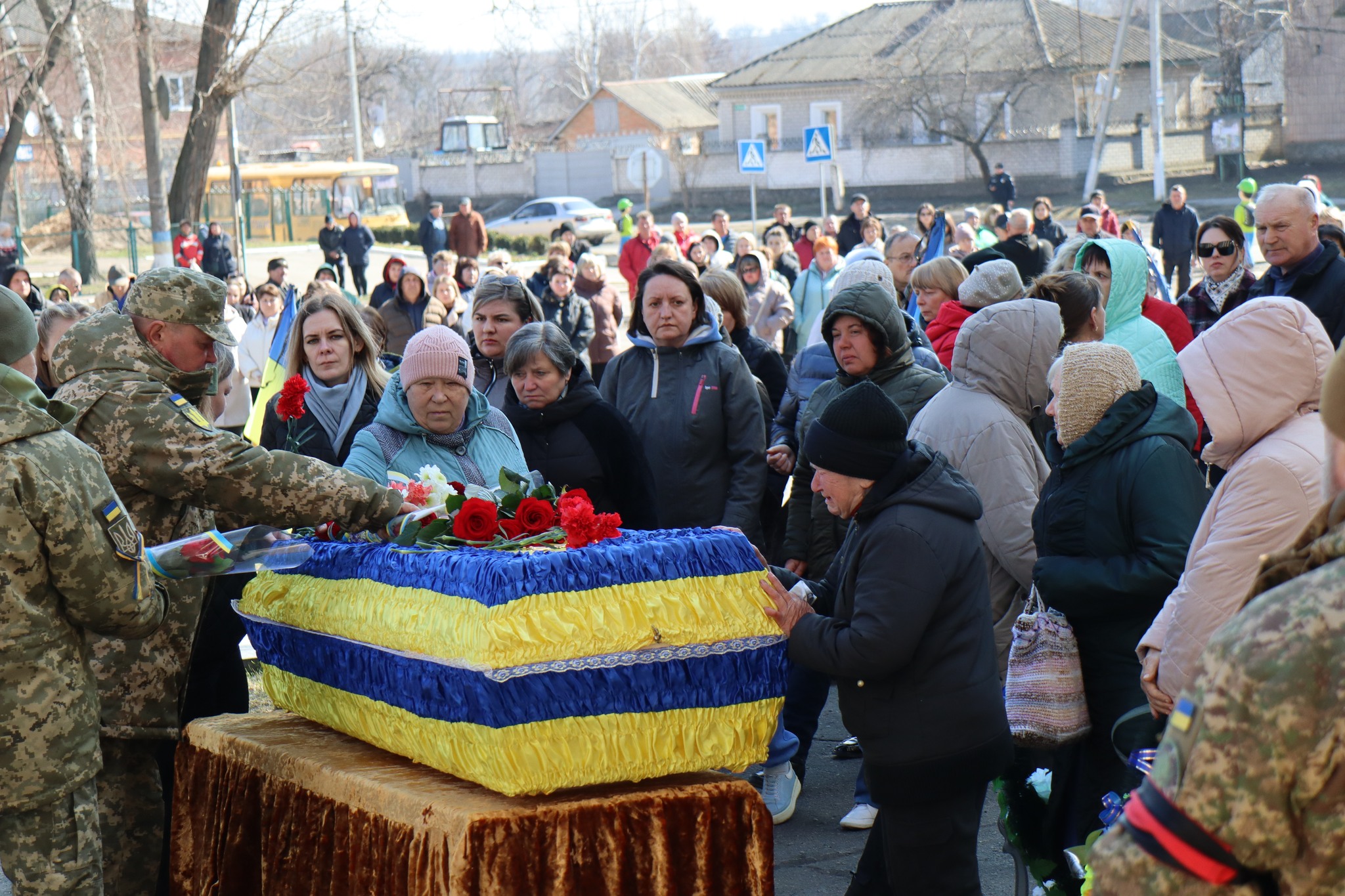 Люди кладуть квіти на труну загиблого Дмитра Гарусова