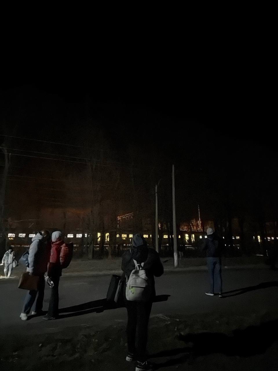 Евакуйовані з поїзда люди стоять на вулиці