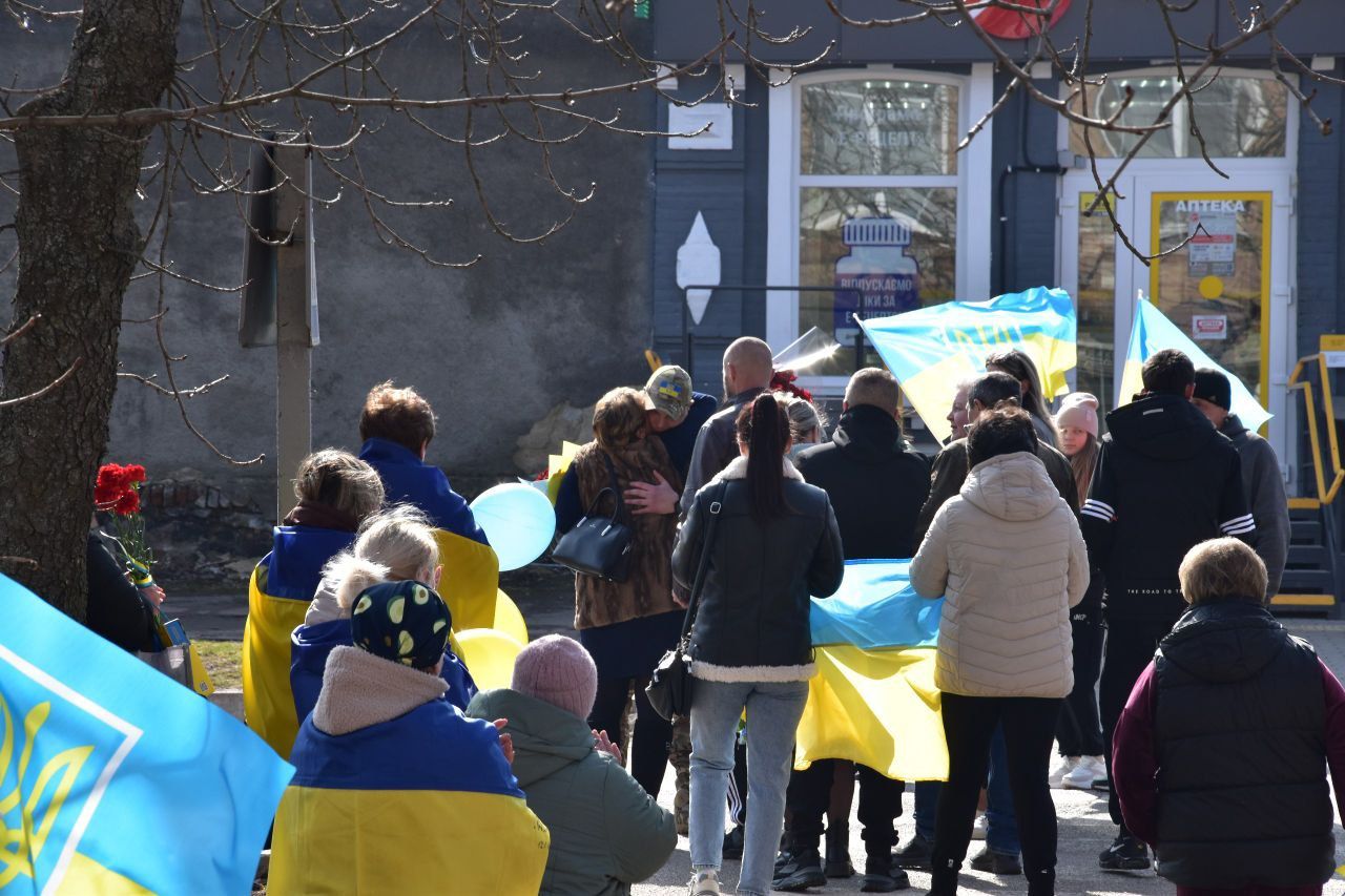 Рідні, близькі та громада зустрічають Сергія Лайкіна після полону