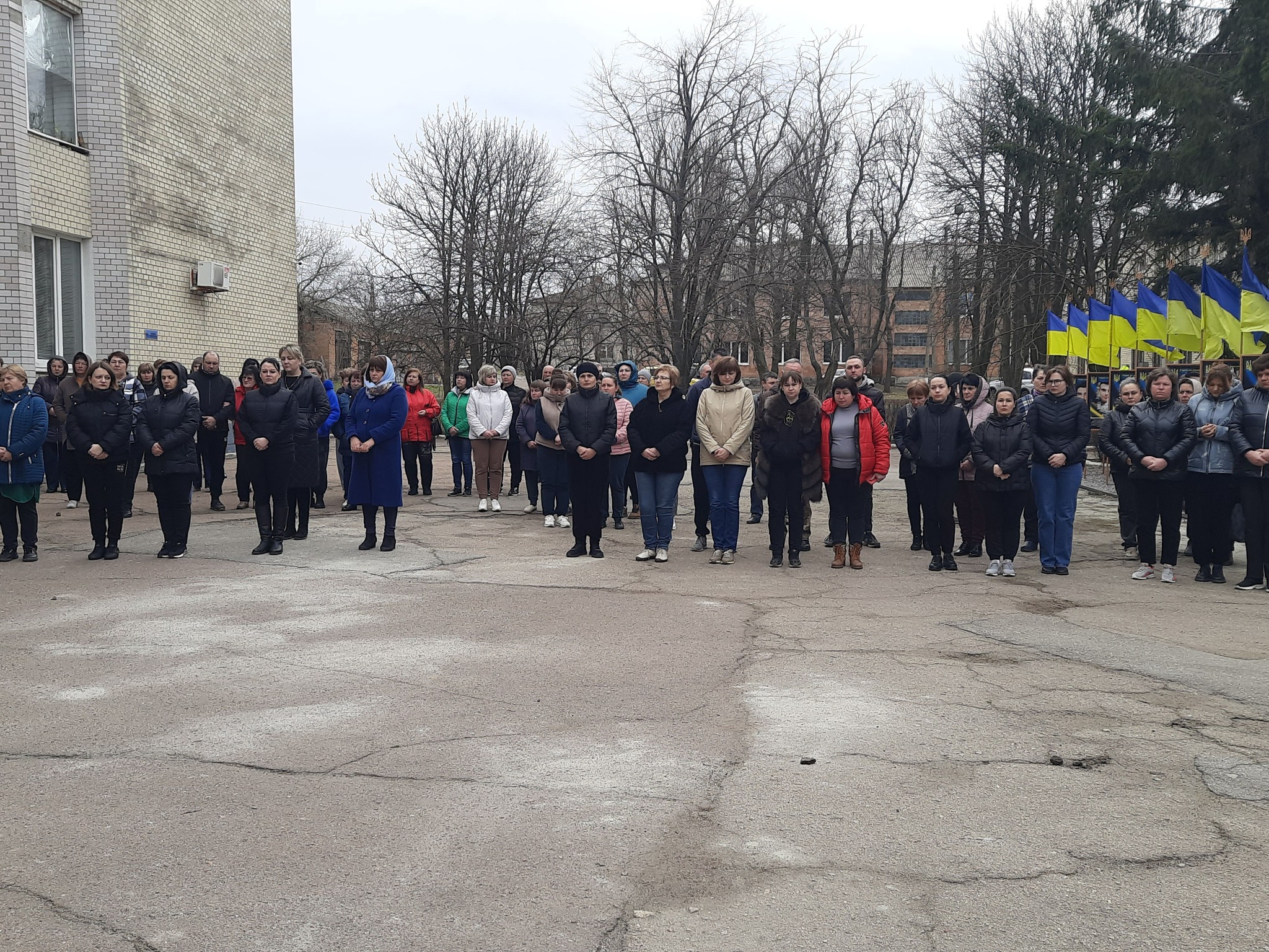 Люди вийшли на мирну акцію