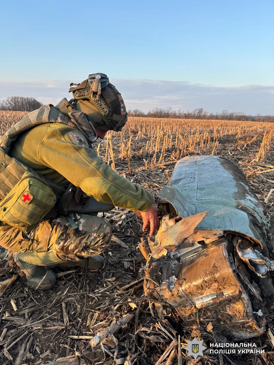 Вибухотехнік обстежує ворожу ракету