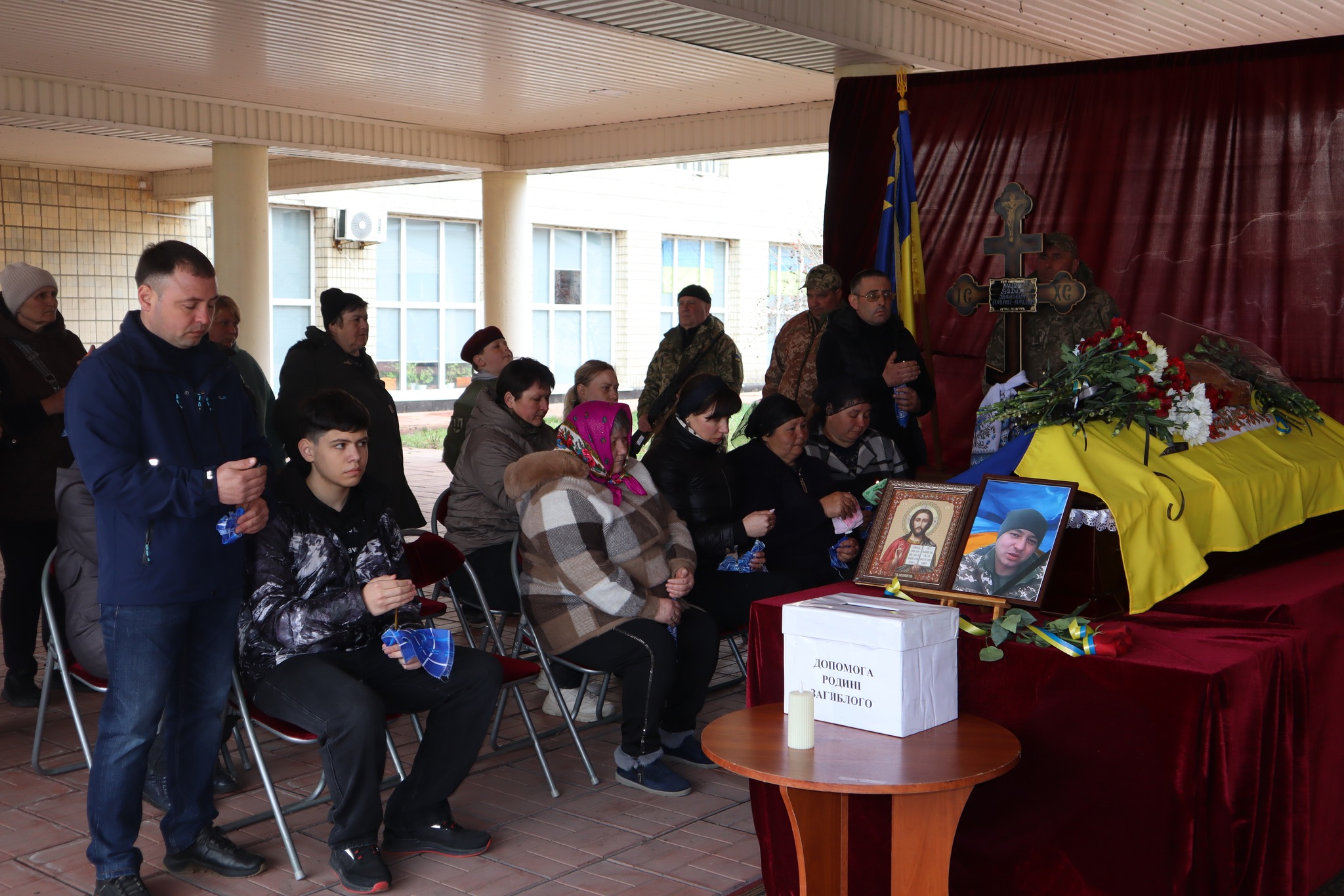 Рідні та близькі загиблого Вадима Куцого сидять на прощанні