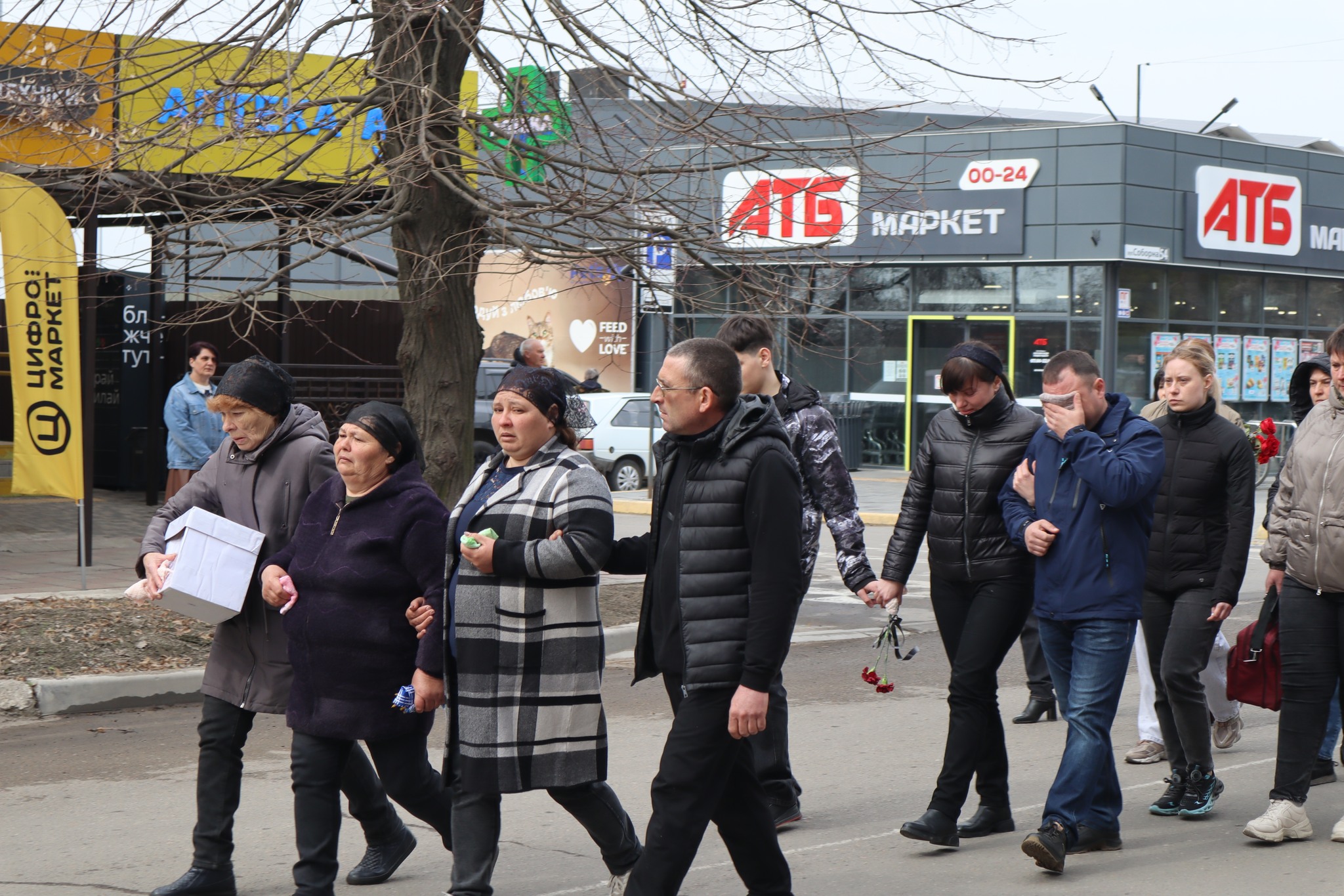 Рідні загиблого Вадима Куцого супроводжують траурний кортеж