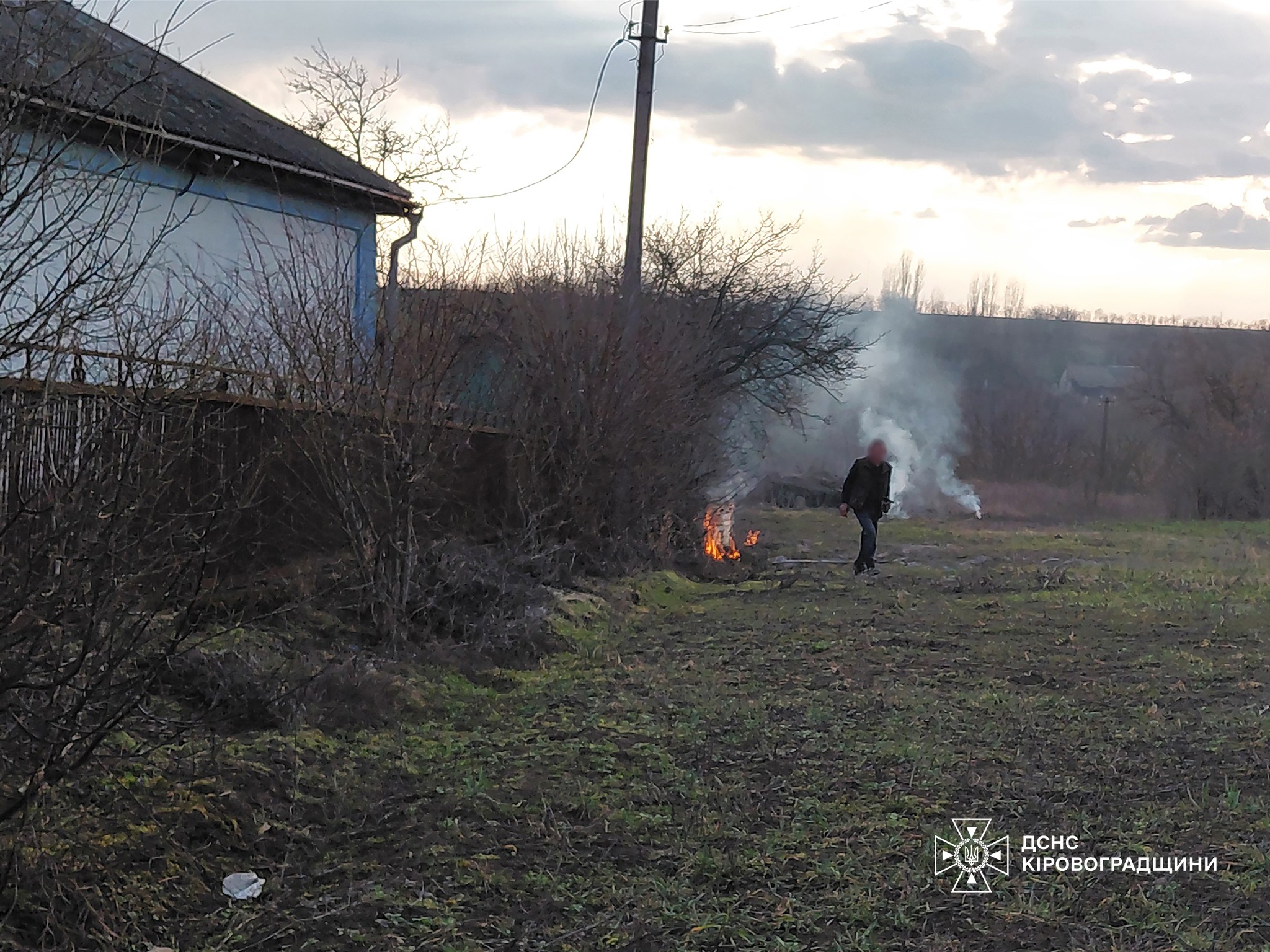 Чоловік підпалив сухостій біля будинку
