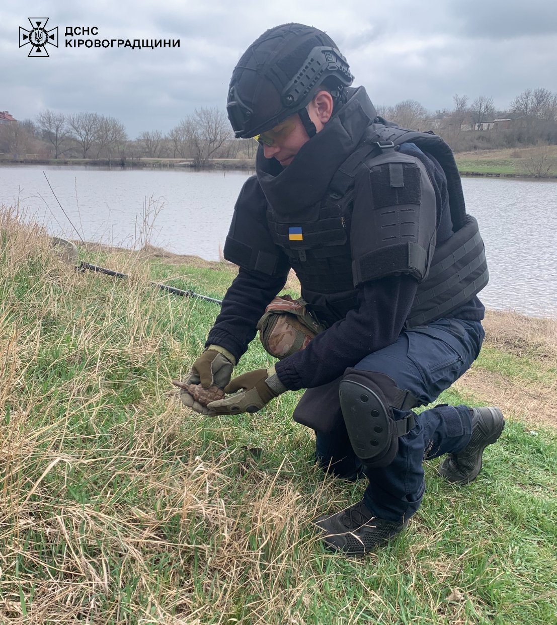 Сапер ДСНС тримає гранату в руках