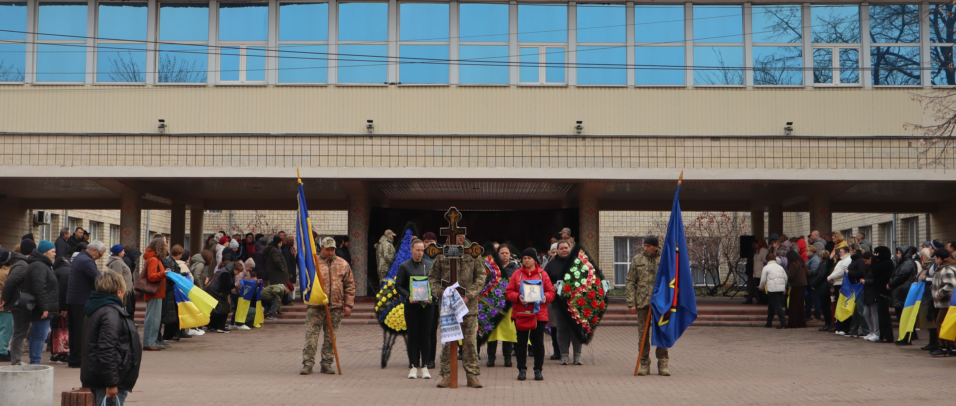 Люди зібралися на прощанні із загиблим Вадимом Куцим