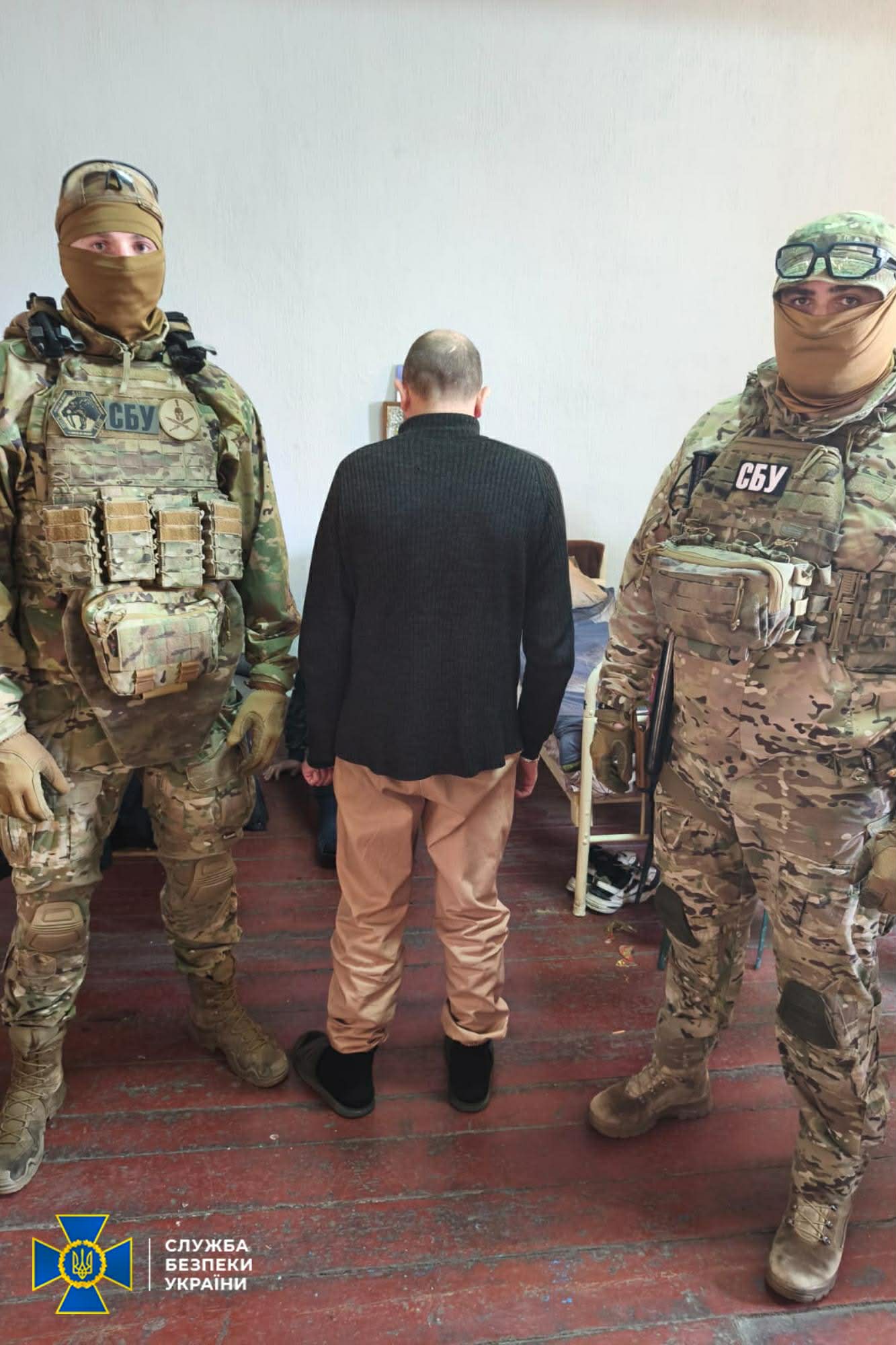 Оперативники з підозрюваним у збуті наркотиків в кабінеті колонії