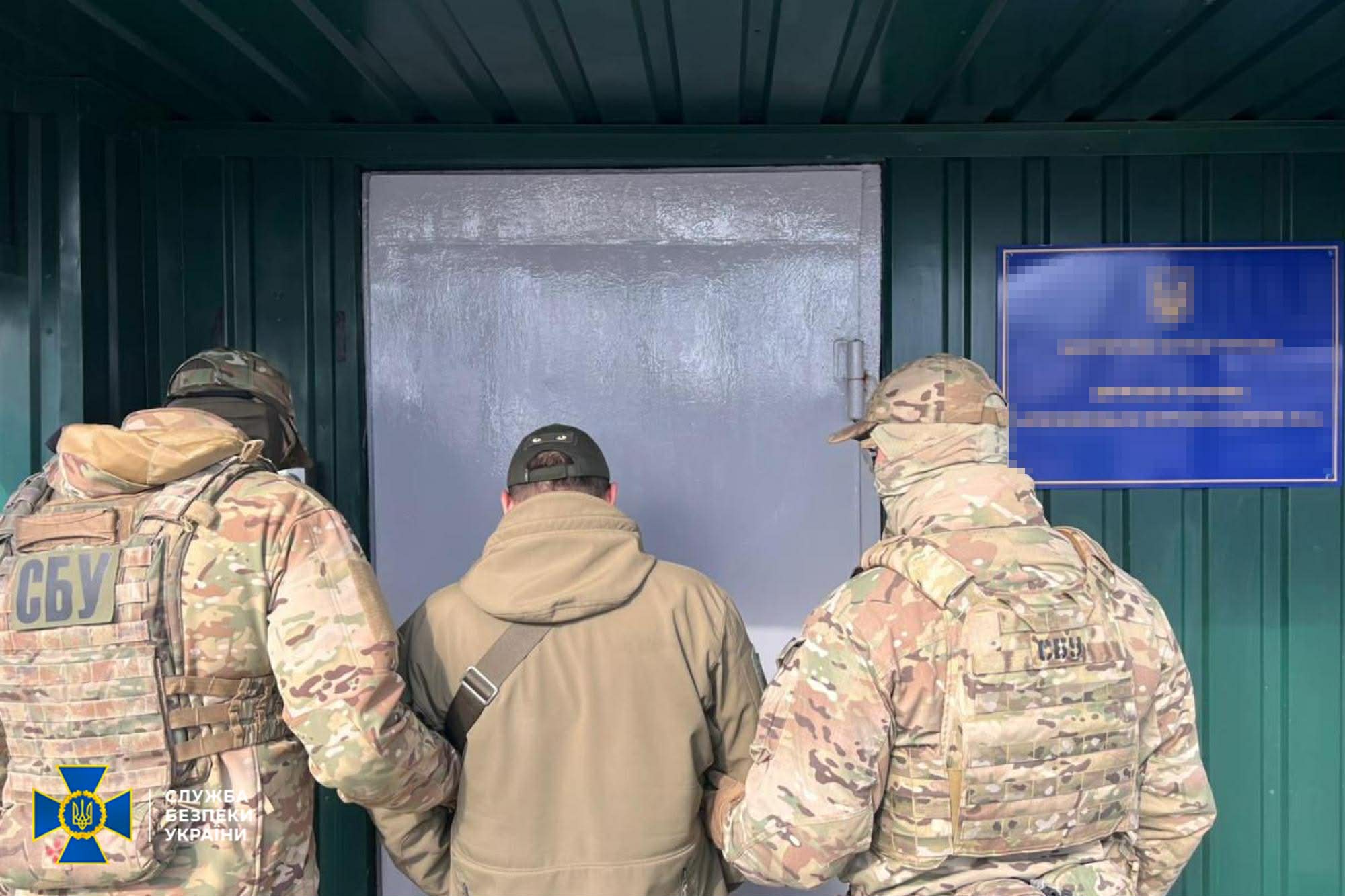 Правоохоронці тримають затриманого підозрюваного