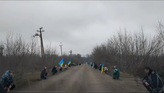 Люди зустрічають траурний кортеж із Сергієм Шкутенком